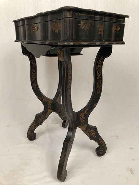 Worker Napoleon III, black lacquered wood with Asian decoration painted gold