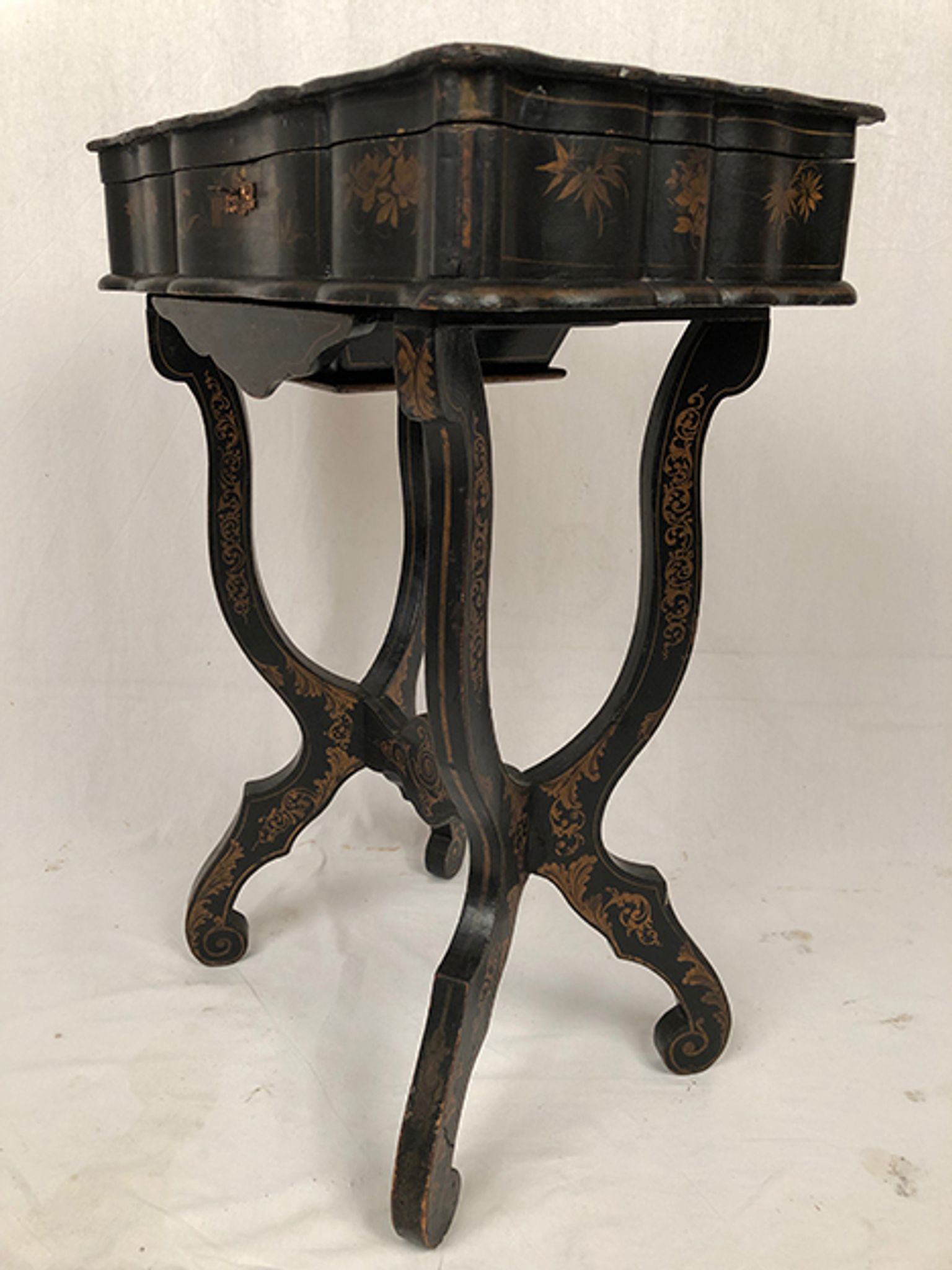 Worker Napoleon III, black lacquered wood with Asian decoration painted gold
