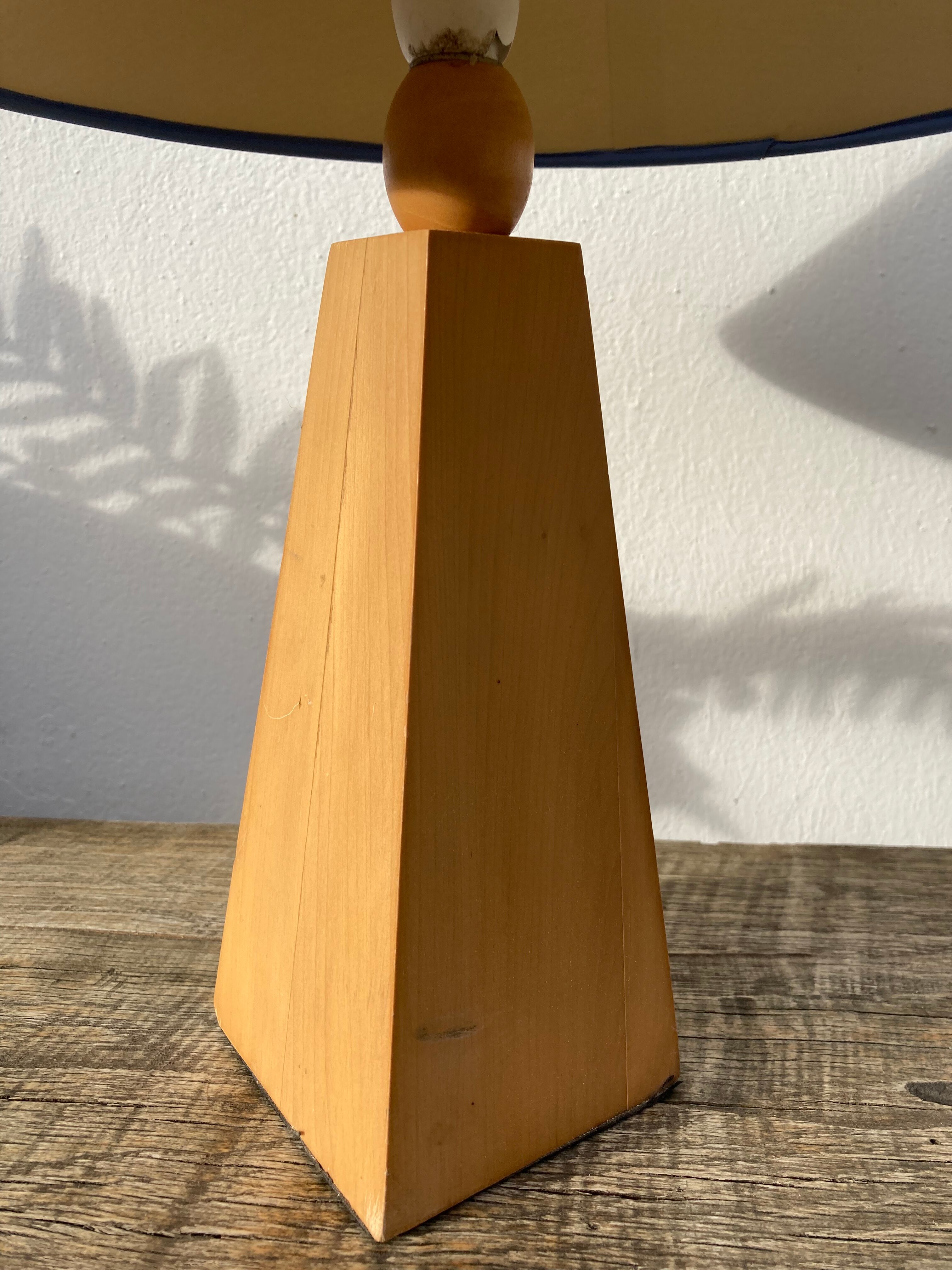 Lampe pyramide 80 en bois et abat jour bleu