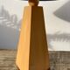 Lampe pyramide 80 en bois et abat jour bleu