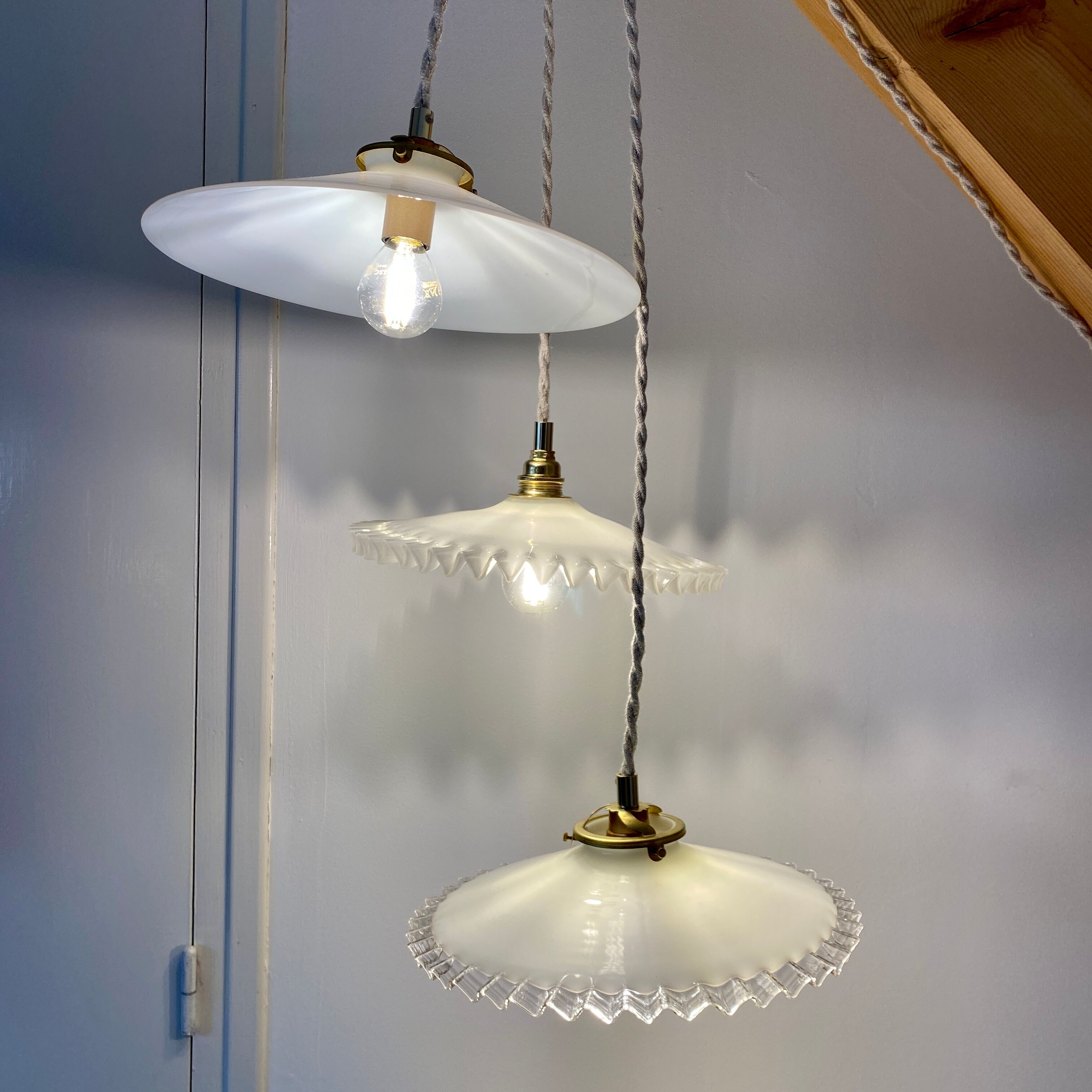 Suspension cascade three lights vintage lampshade in white opaline