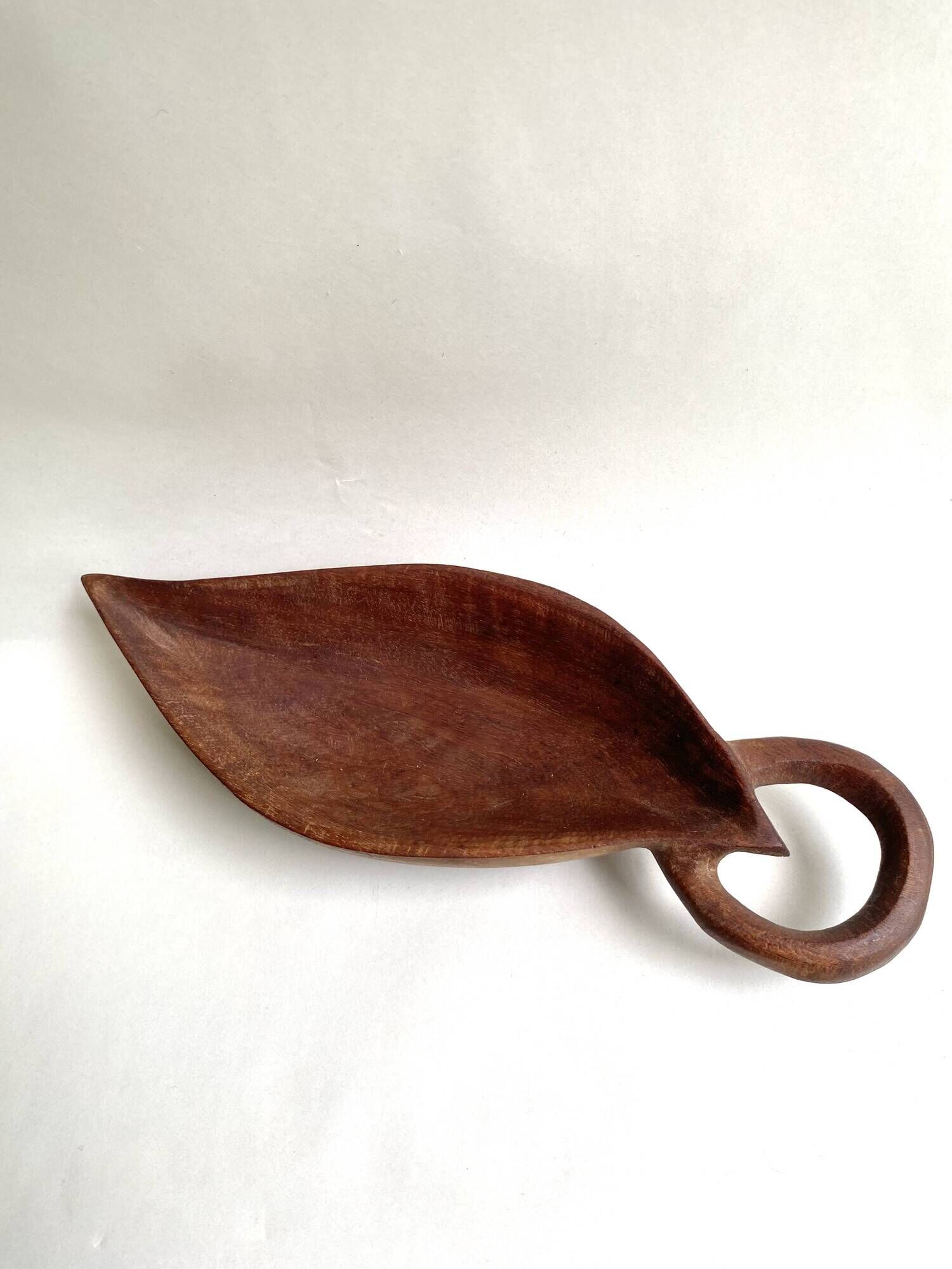 Wooden plate sculpted piece