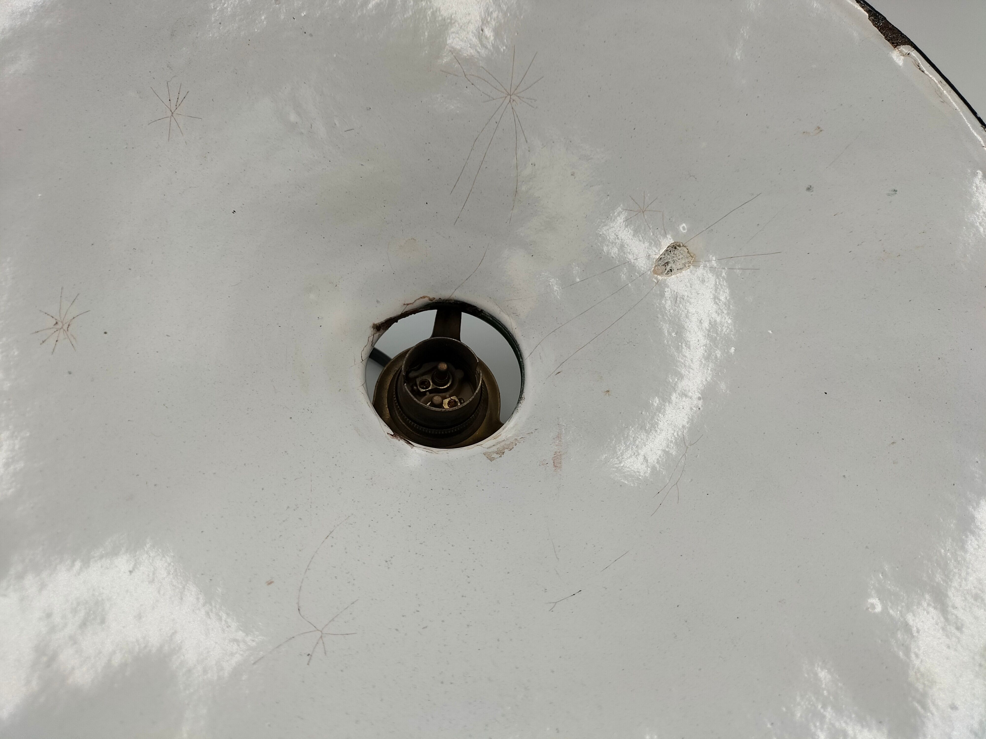 Enamelled sheet metal suspension