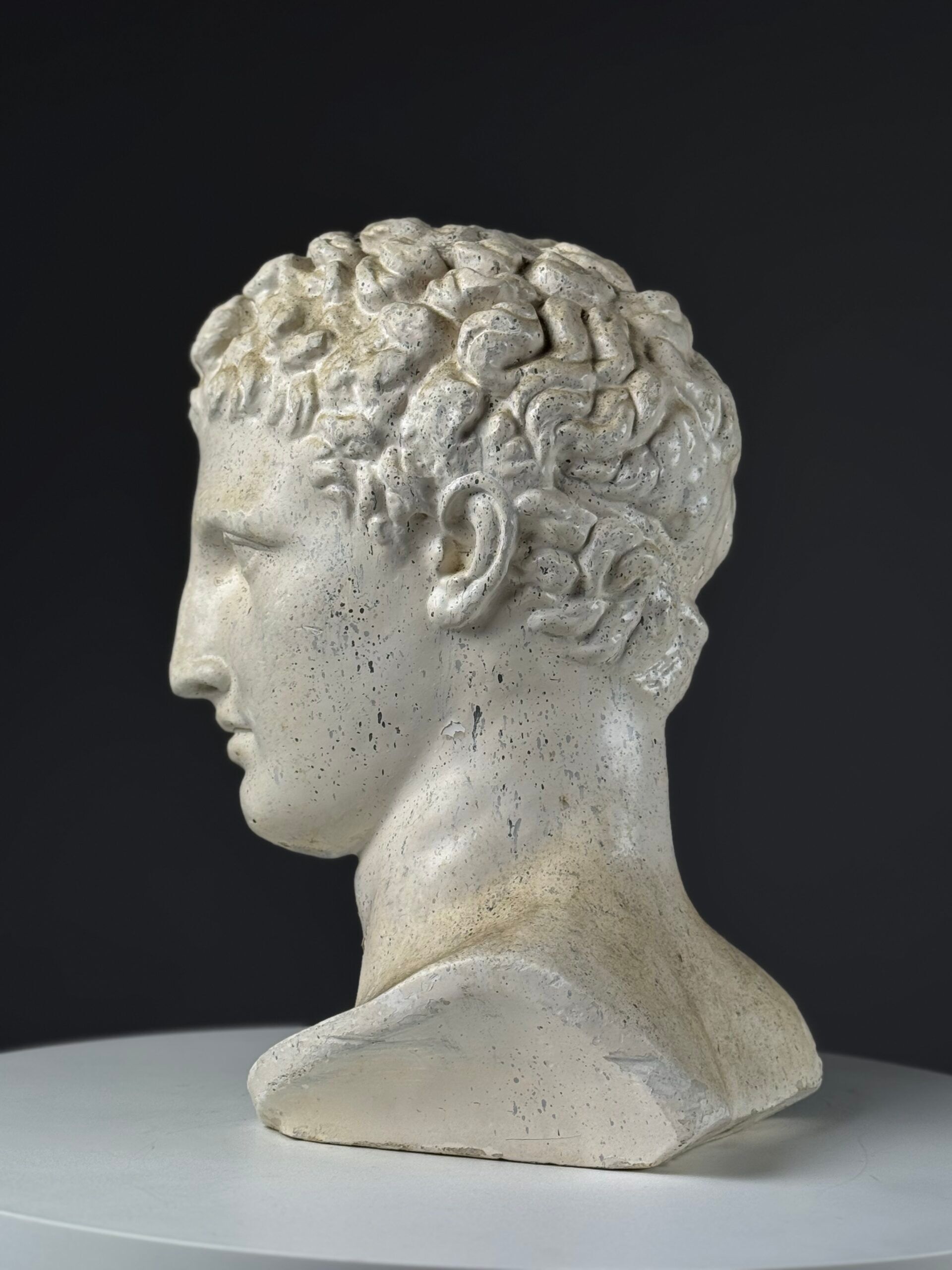 Sculpture de tête d'Hermès en plâtre