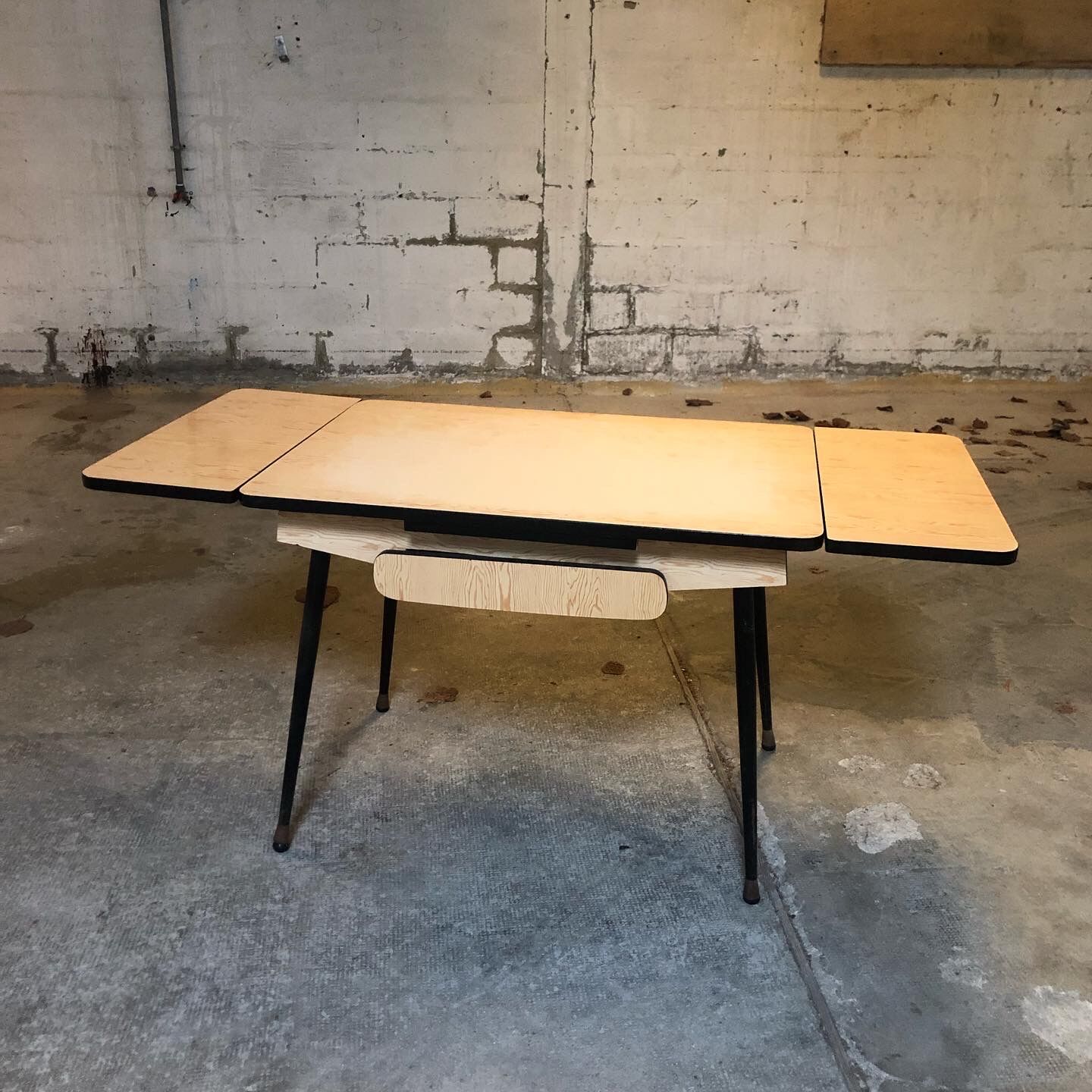 Formica table with extensions