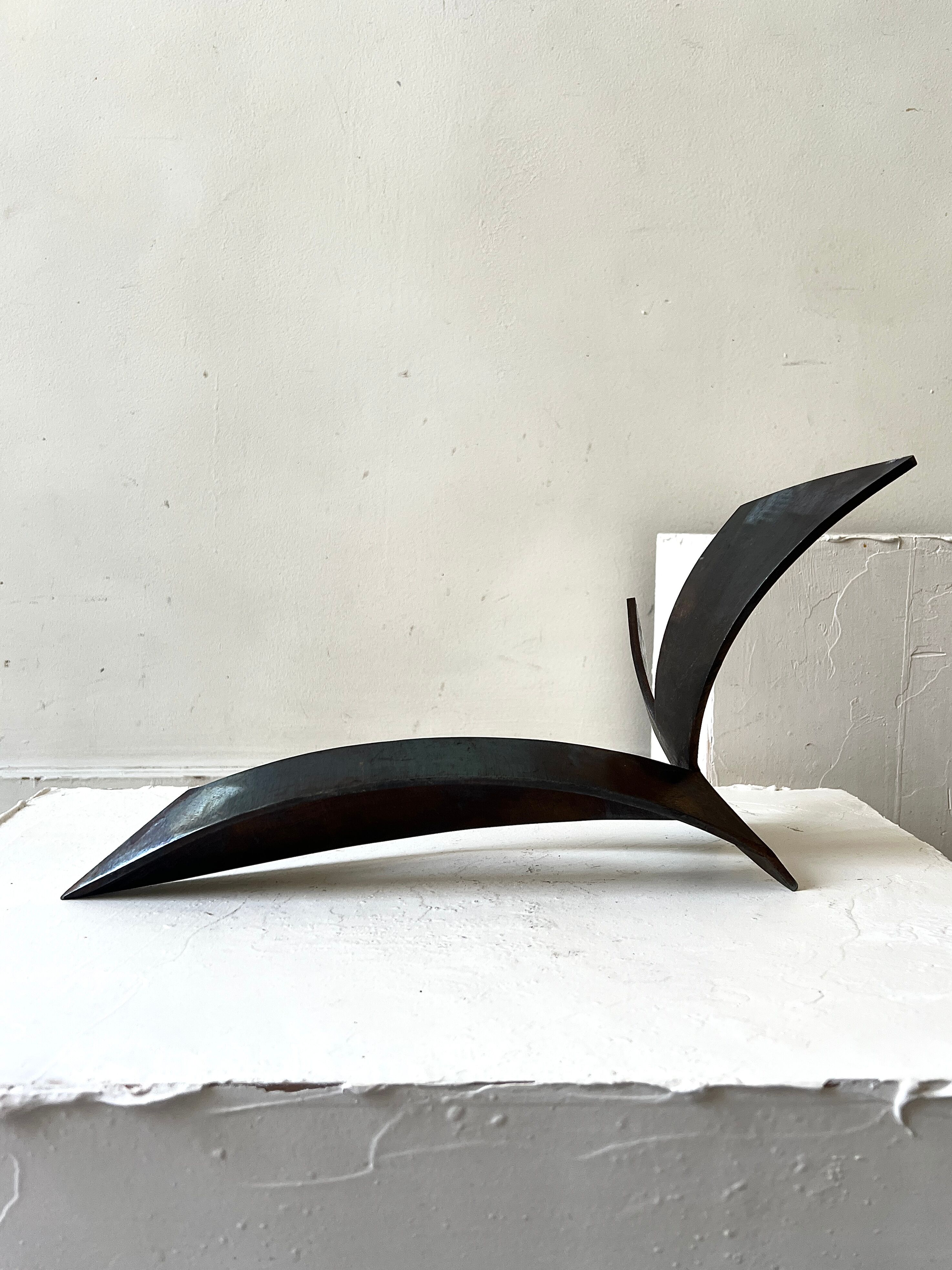 Sculpture abstraite en bronze veritable et signée, modernisme 1970
