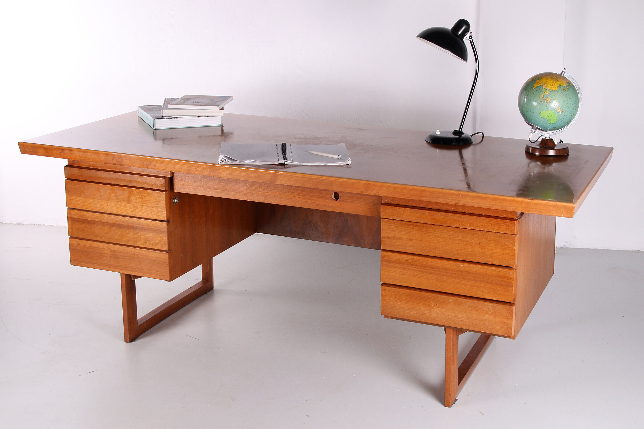 Bureau en bois avec des tiroirs