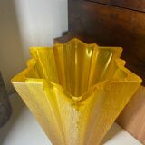 Vase en verre jaune en forme d'étoile Art déco attribué à Pierre D'Avesn pour Daum