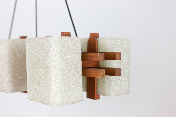 Suspension en résine granitée et bois, années 1950