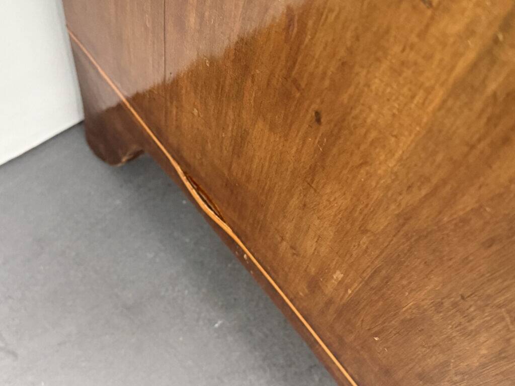 Antique Georg III mahogany serpentine chest of drawers, England, 1780s