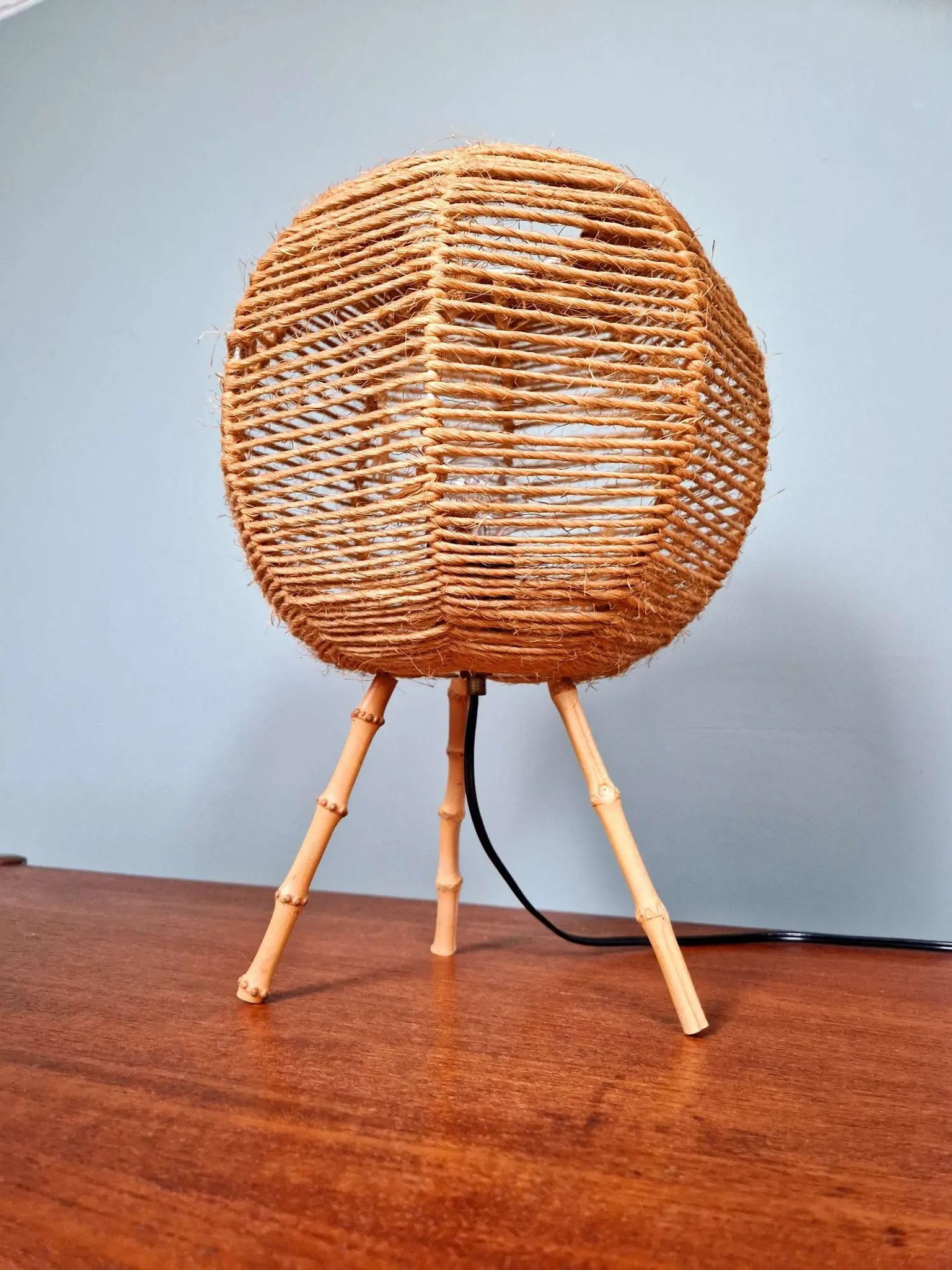 Lampe tripode vintage en corde et bambou, années 1960.