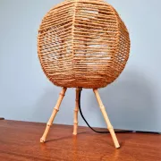 Lampe tripode vintage en corde et bambou, années 1960.