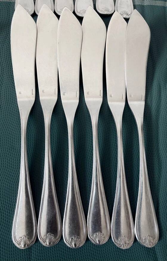 Elegant 24-piece fish service – Marot Bérain pattern in silver-plated metal