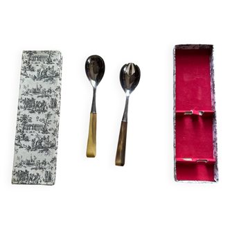 Salad servers