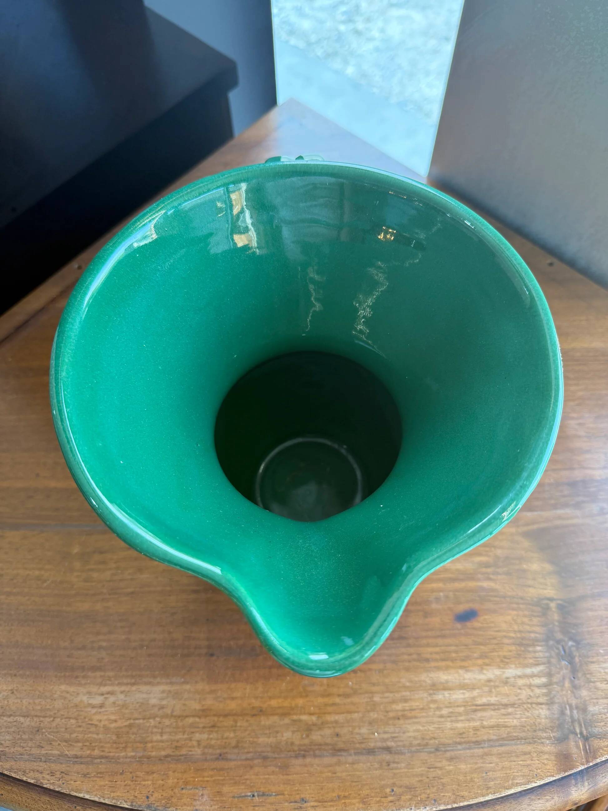 Pichet, pot à eau en faïence émaillée verte – HB Quimper, période art déco