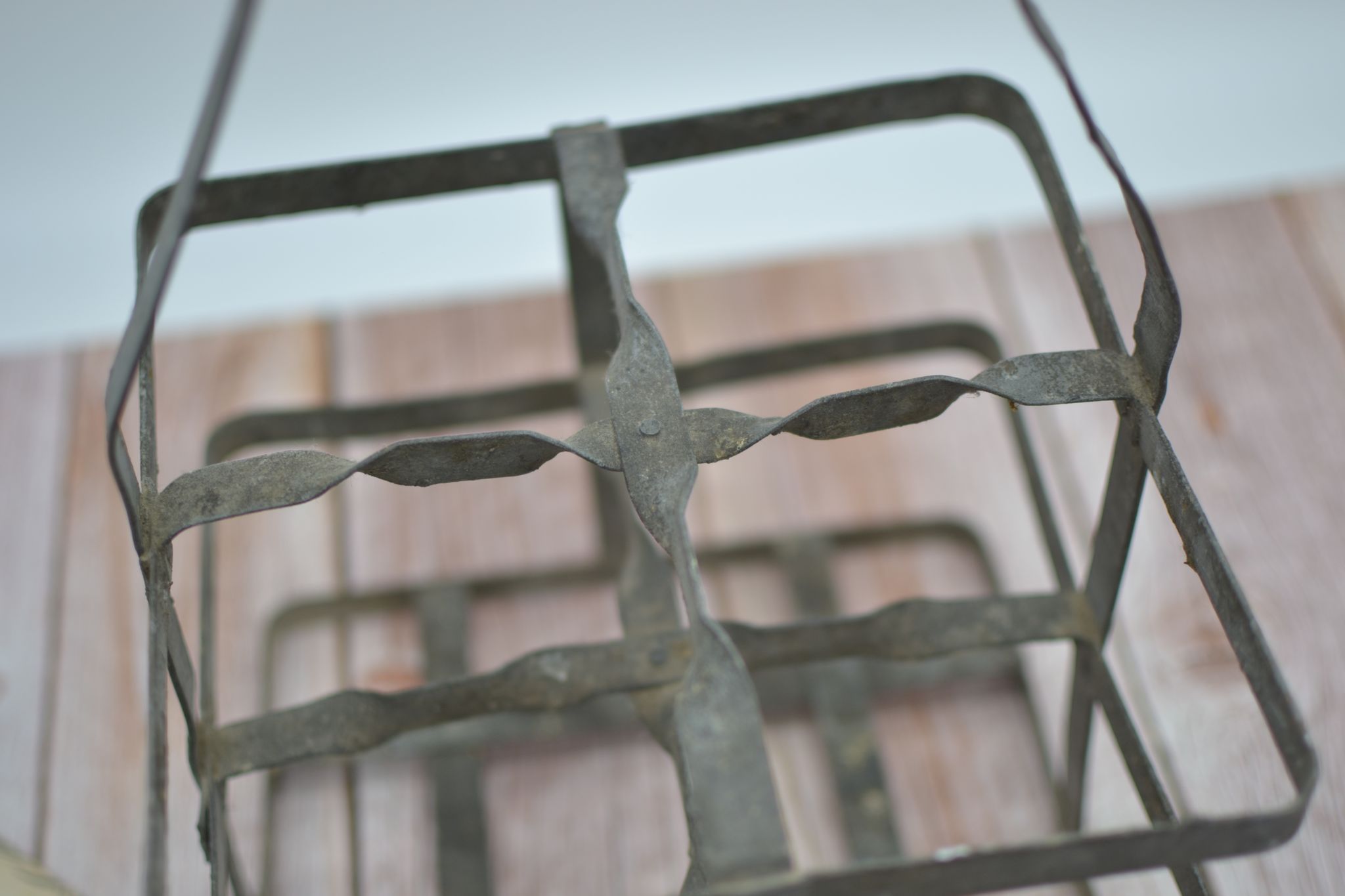 Bottle holder with 4 slots in galvanized zinc with wooden handles