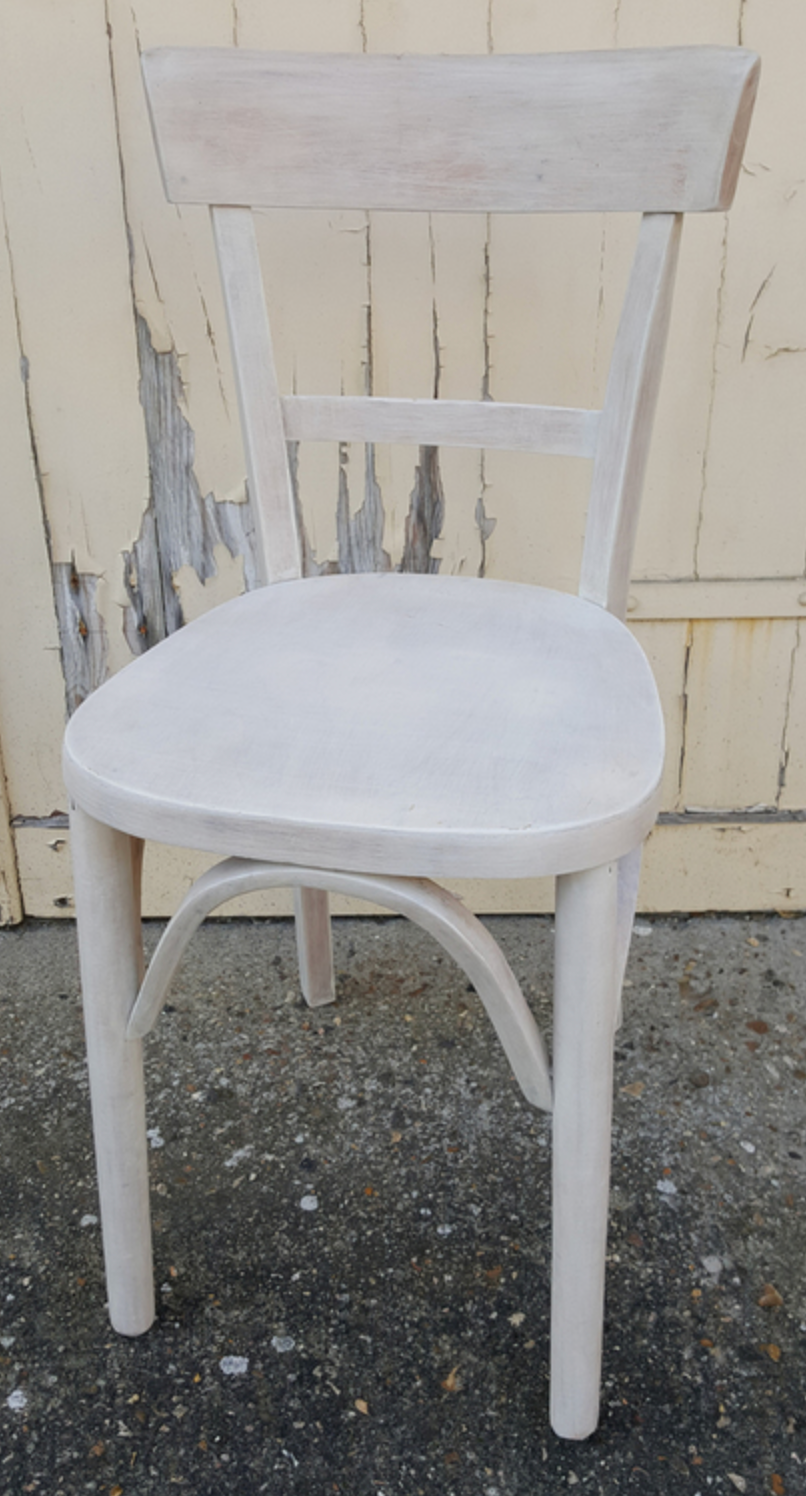 Chaise de bistrot vintage restaurée vernis blanc