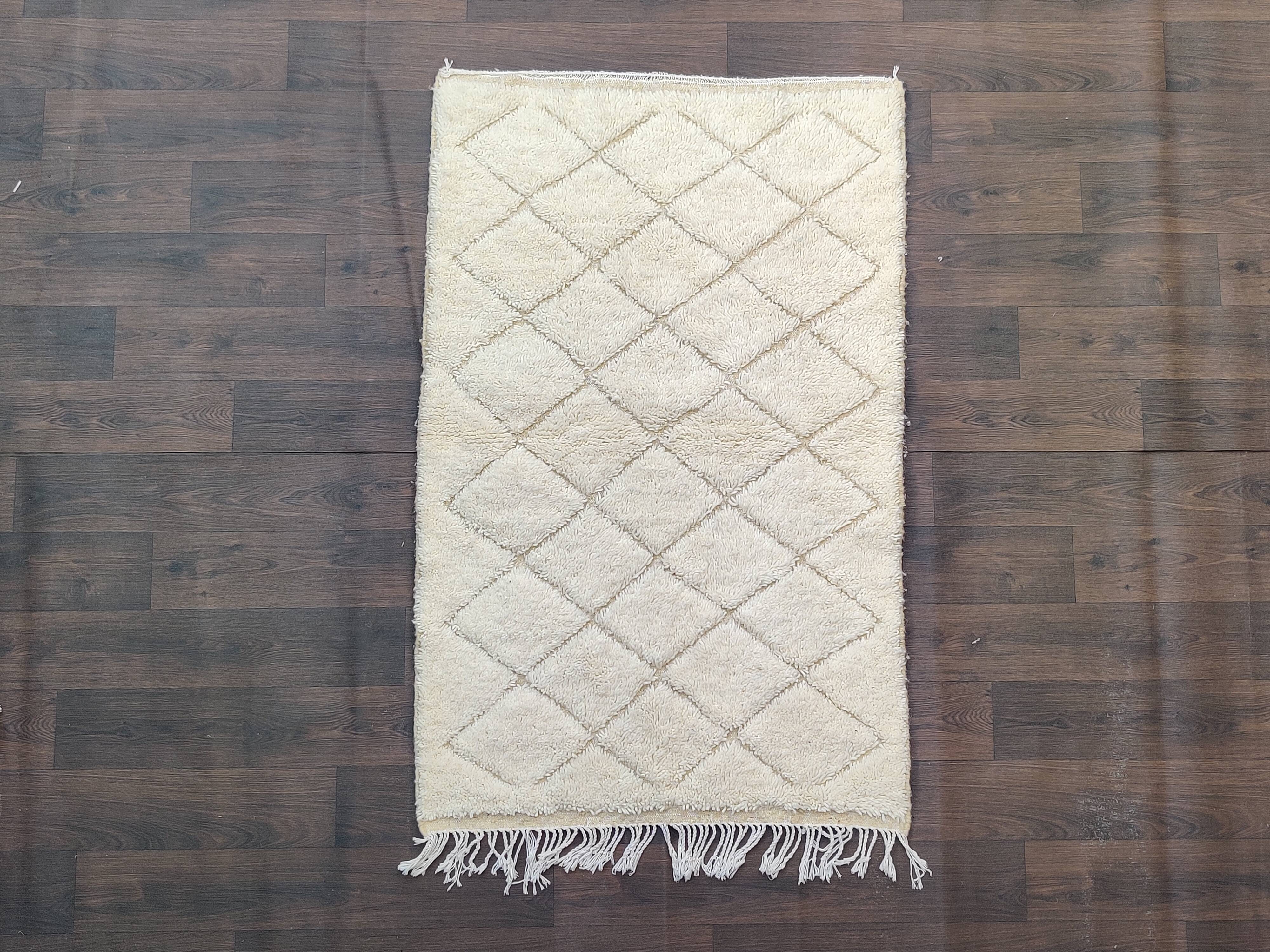 Berber carpet in white wool 105x170 cm