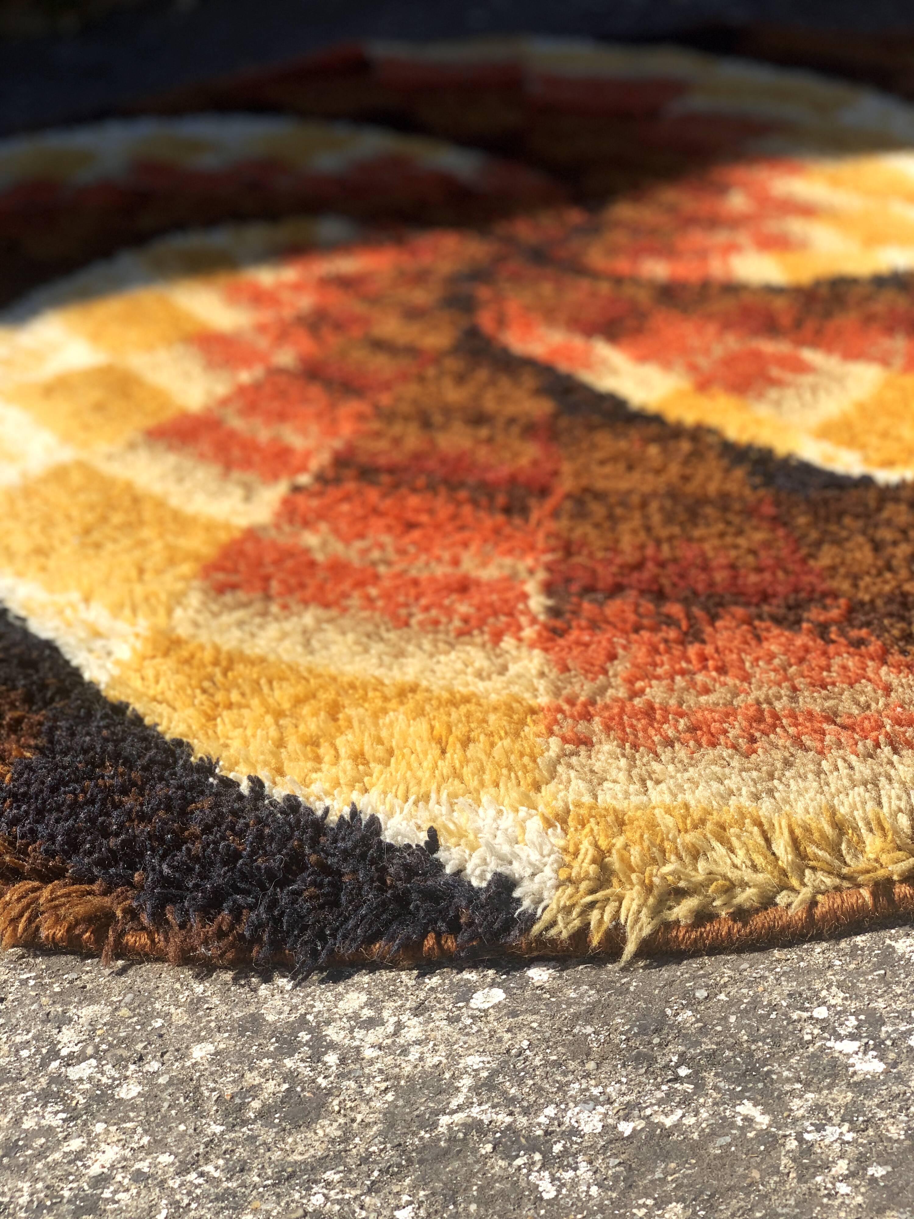 Vintage round carpet "space age" 170cm, 1970
