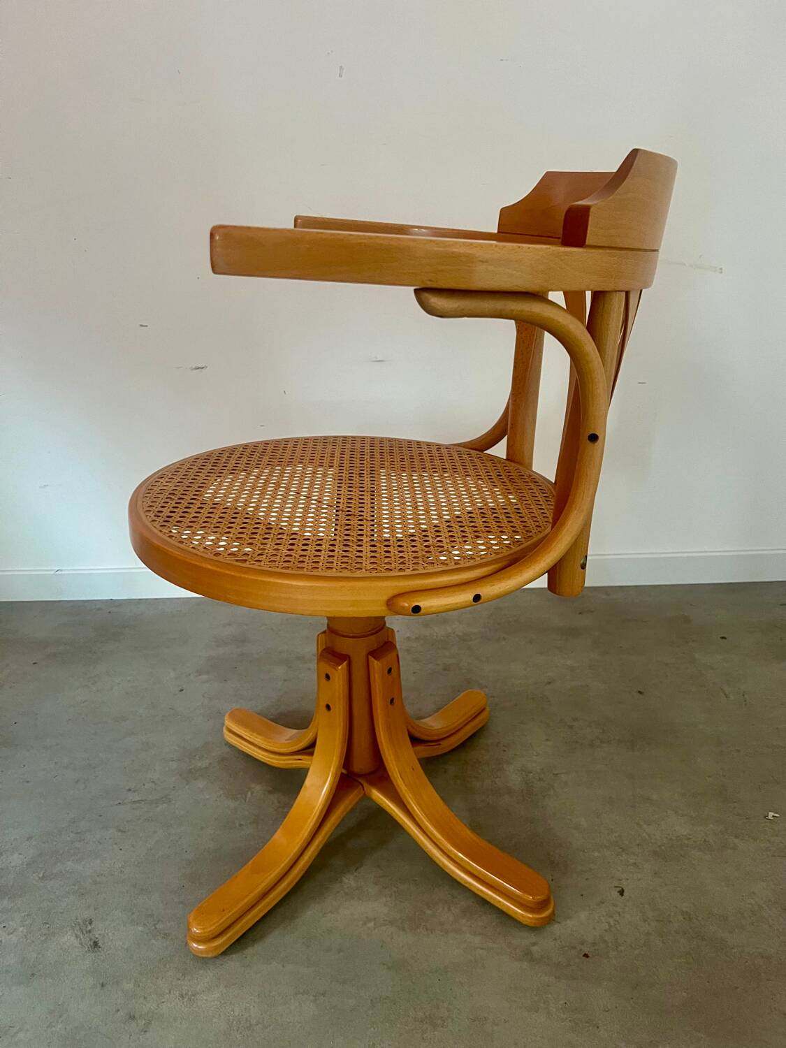 Old “American” office armchair in blond oak wood, curved cannage design, 60s vintage