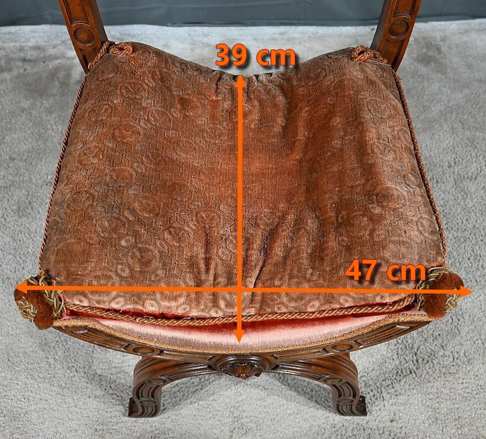 Chaise Curule en Noyer massif, goût Renaissance – Fin XIXe
