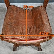 Chaise Curule en Noyer massif, goût Renaissance – Fin XIXe