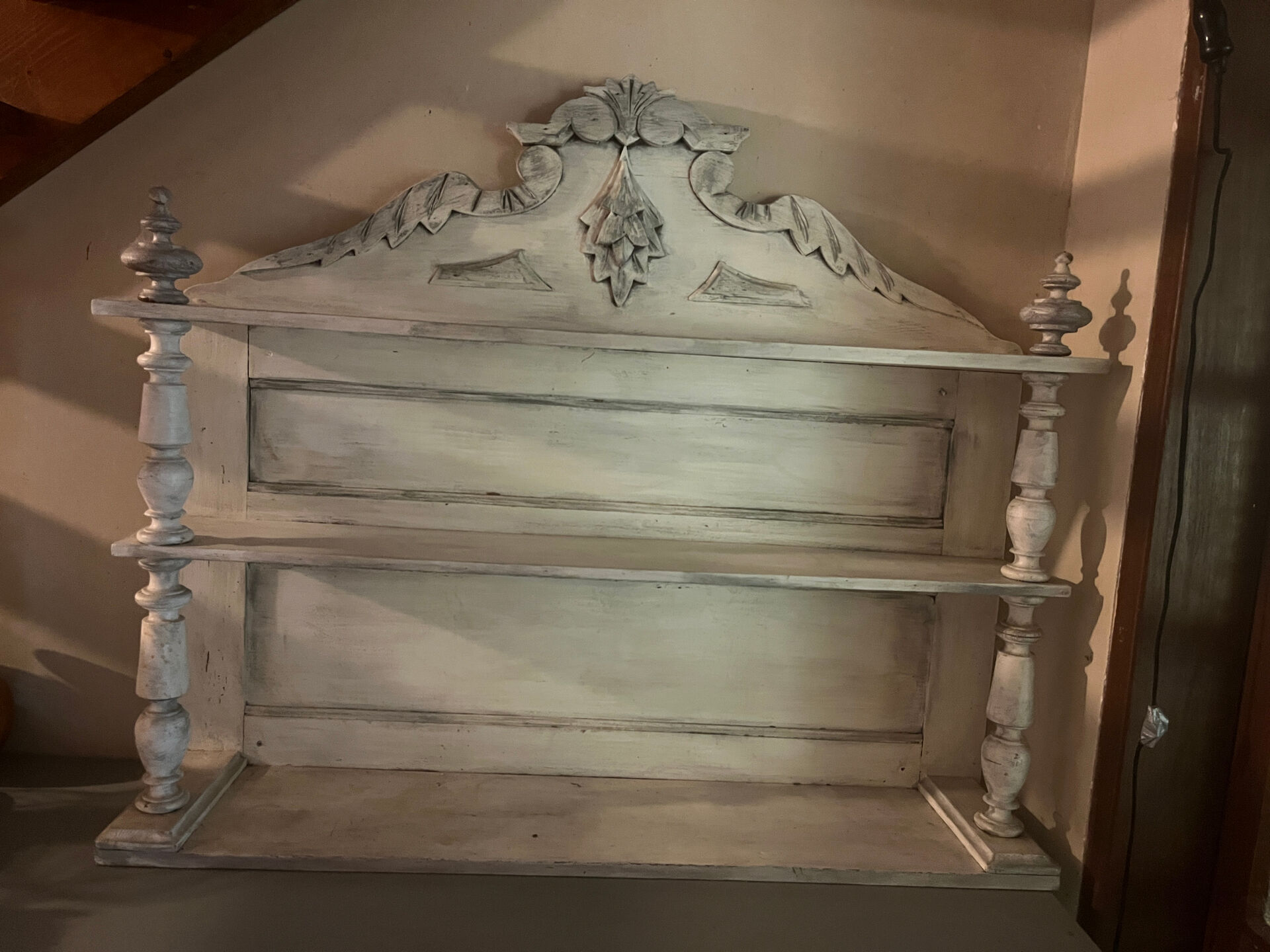 Saint Hubert cabinet top