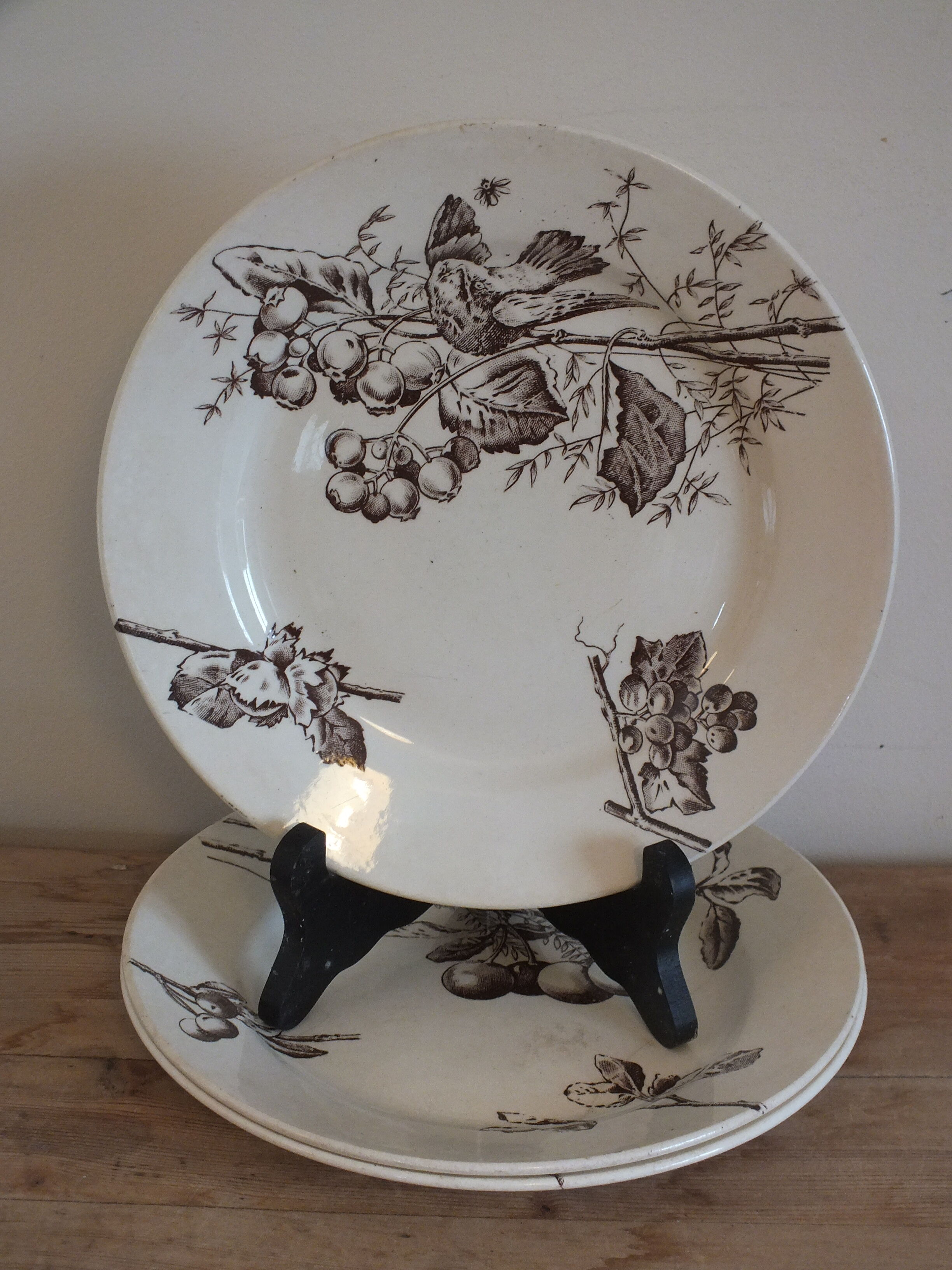 3 plates with hors d'oeuvre in Terre de Fer HB Choisy bird decoration