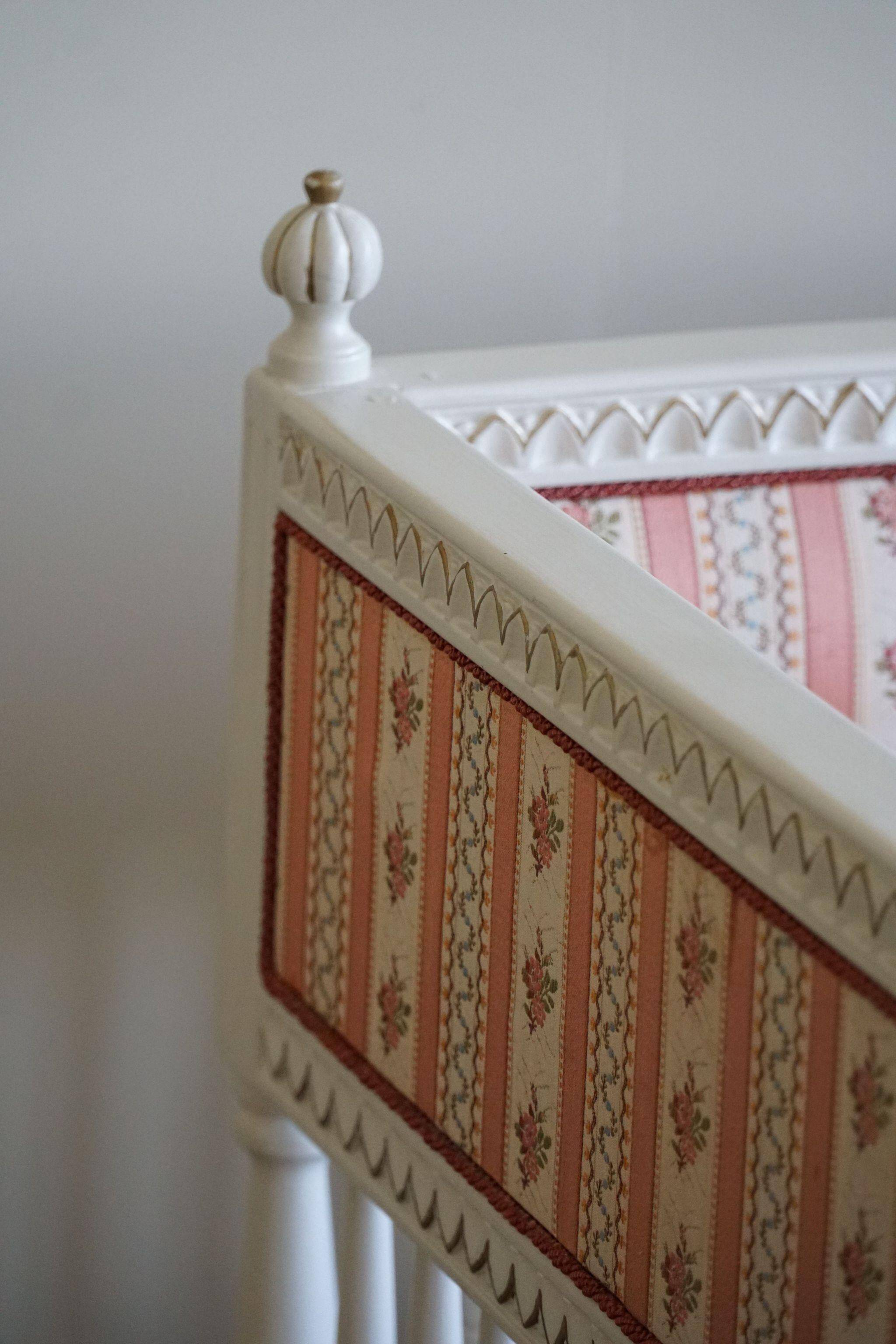 Antique Gustavian canapé / bench from the early 19th century, by a Swedish cabinetmaker.