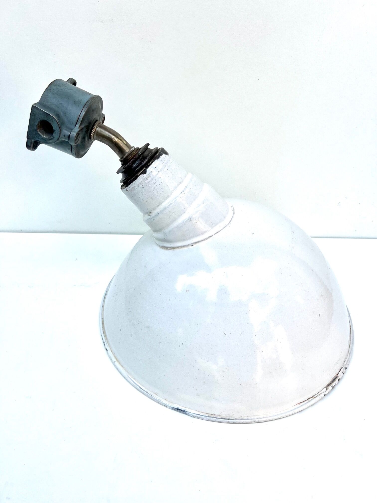 White enamelle tole wall lamp ø 31 cm brand benjamin usa