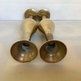 Paire de vases réversibles bougeoirs en laiton