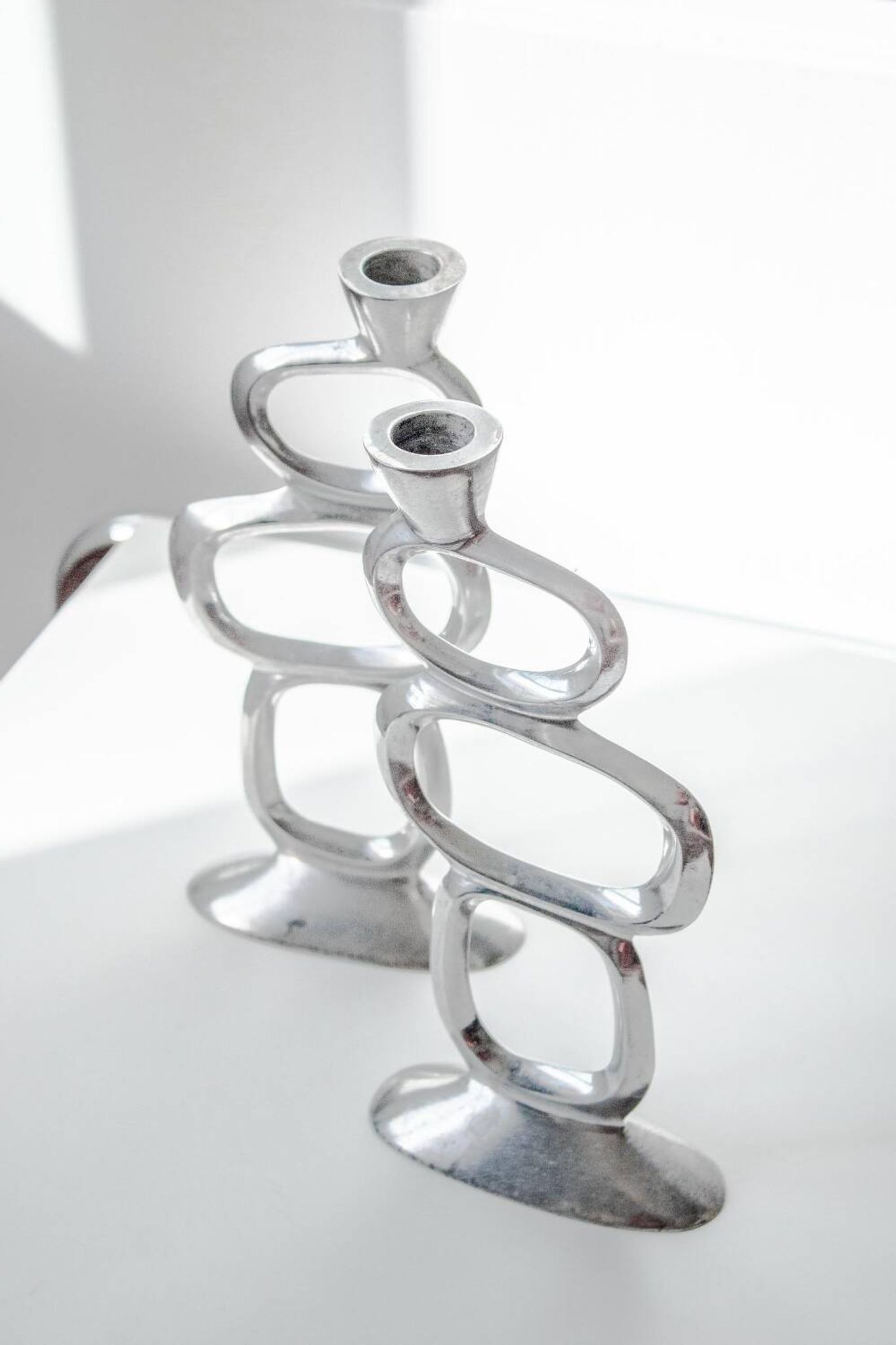 Paire de bougeoirs design par Matthew Hilton