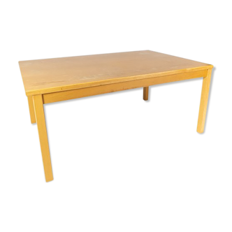 Coffee table in beech of danish design from the 1960s.