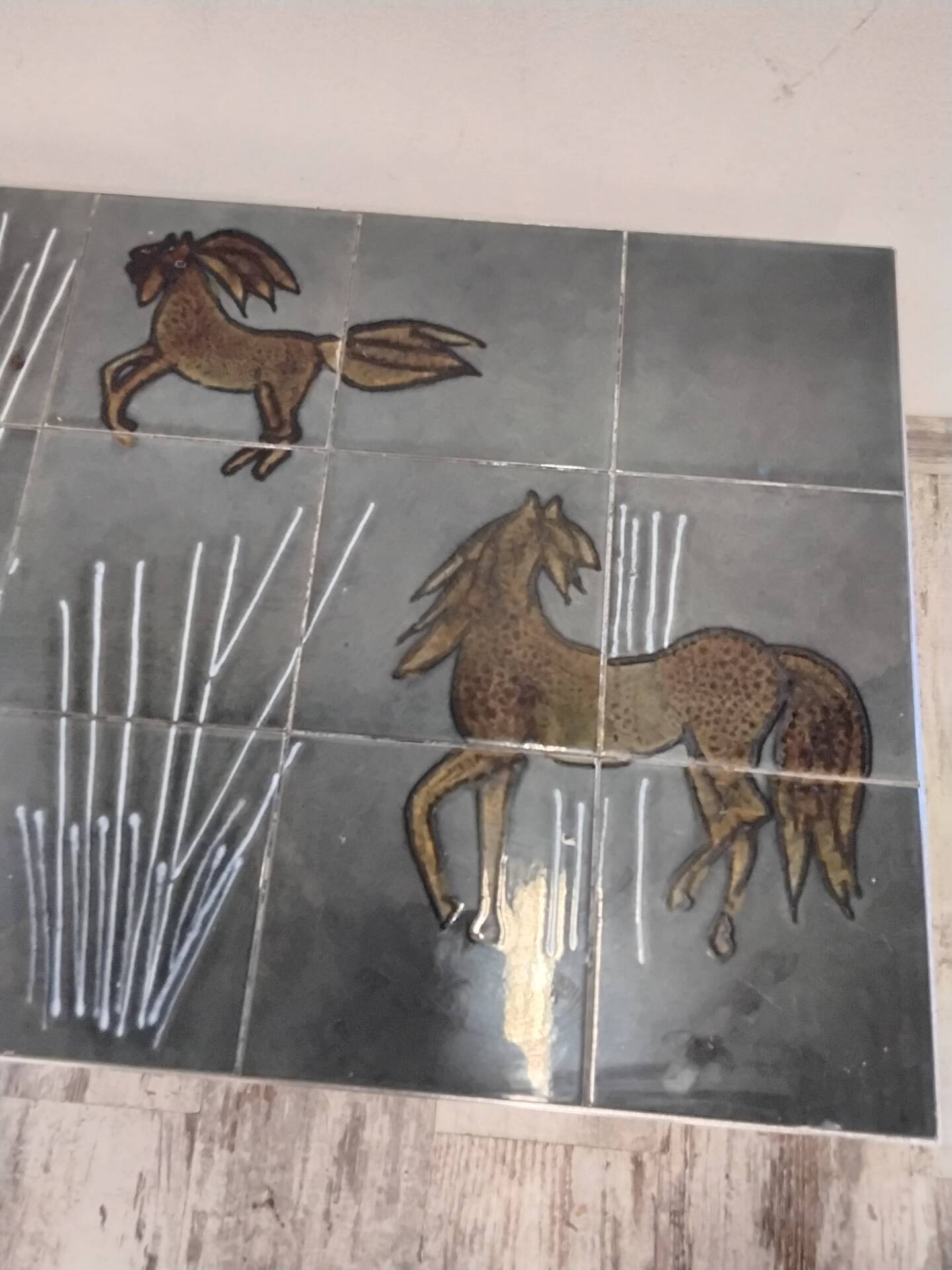 Table basse années 70 à décor de chevaux