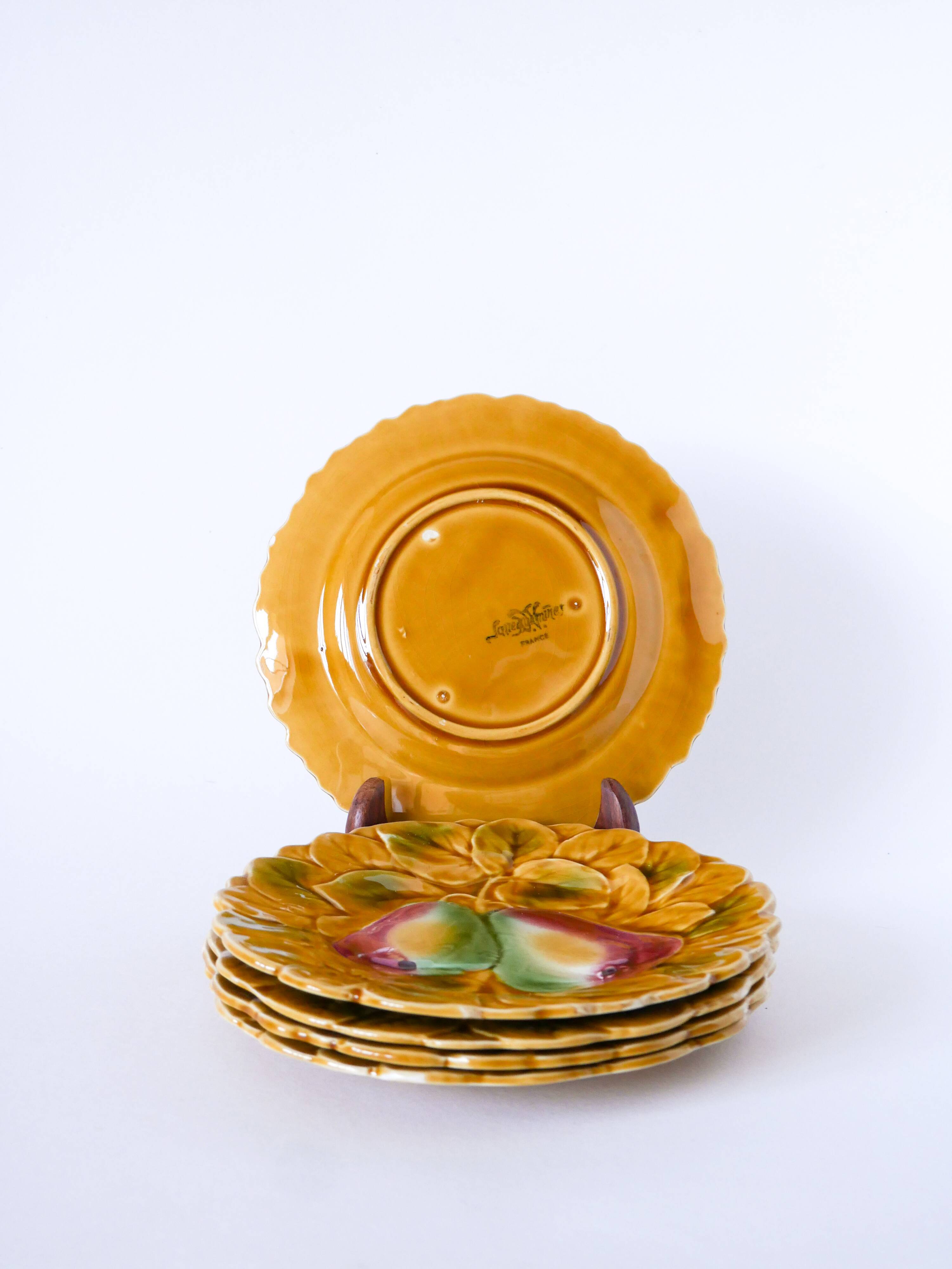 Set of 5 slipware plates, Digoin Sarreguemines, Fruits model, 1970.