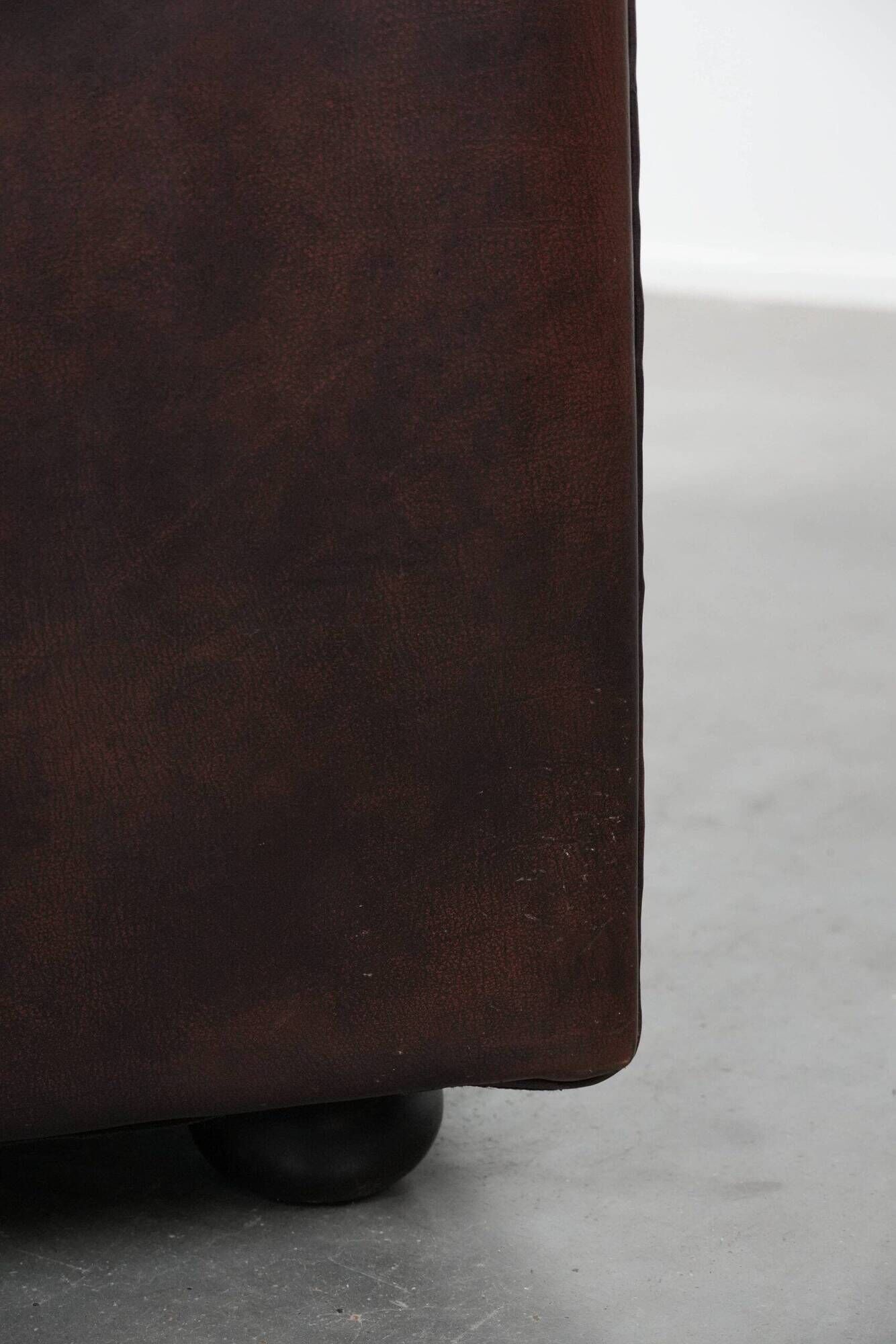 Dark brown cow leather vintage 2-seater Chesterfield sofa in English style