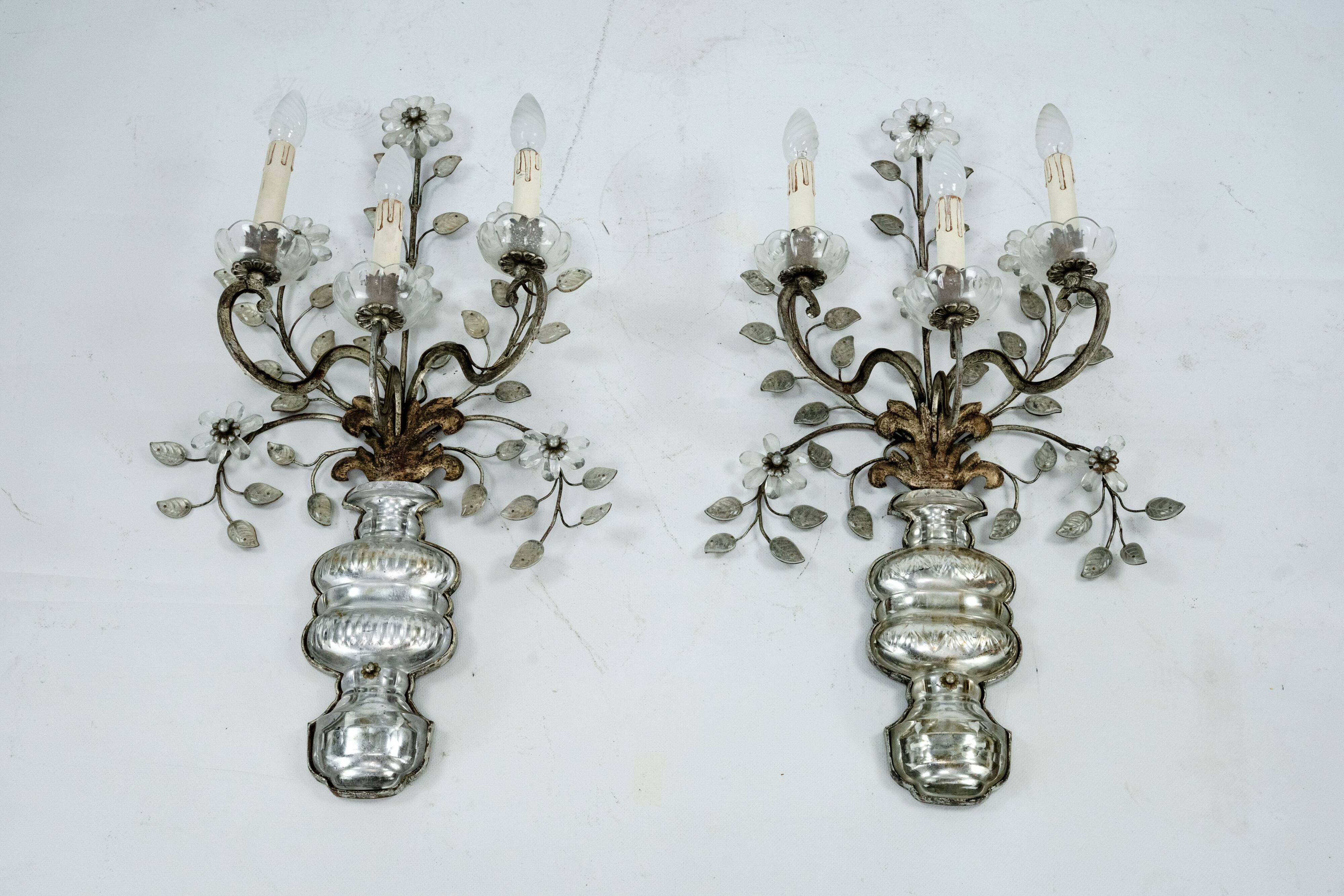 Paire de appliques en cristal et bronze Maison Bagues, années 1960.