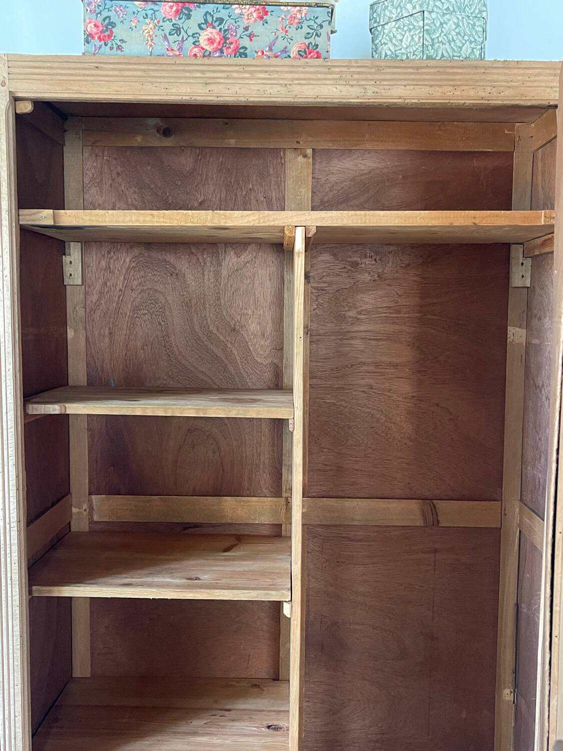 Art Deco bonnet maker