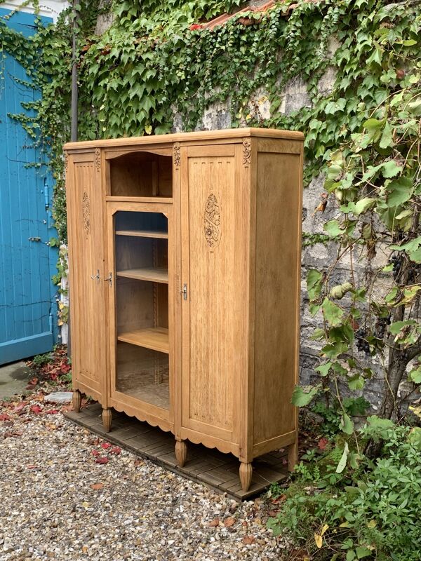 Armoire parisienne vitrée Art Déco asymétrique en chêne brut, 1930