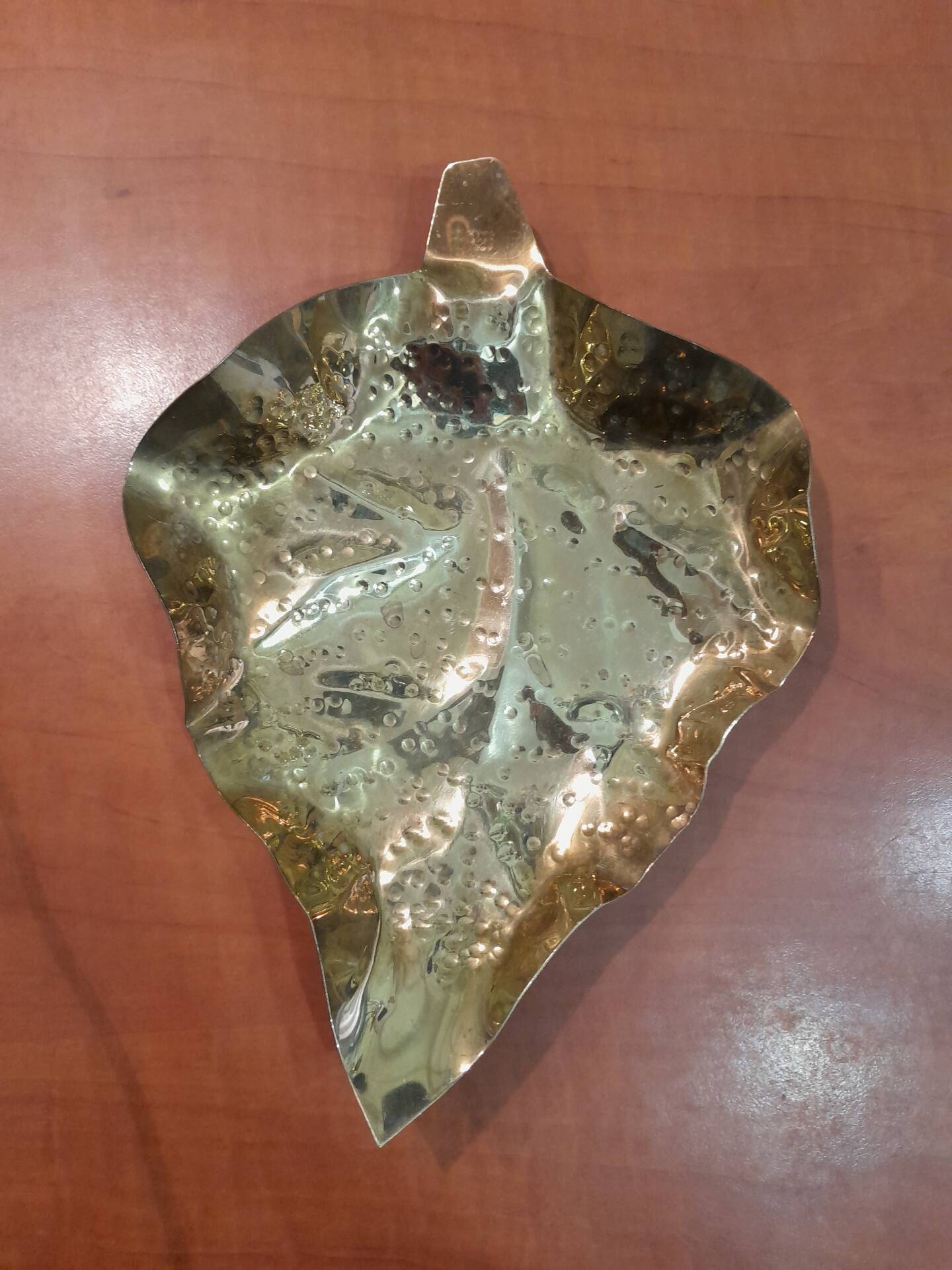 Vintage 1960s hammered brass leaf ashtray – Italy