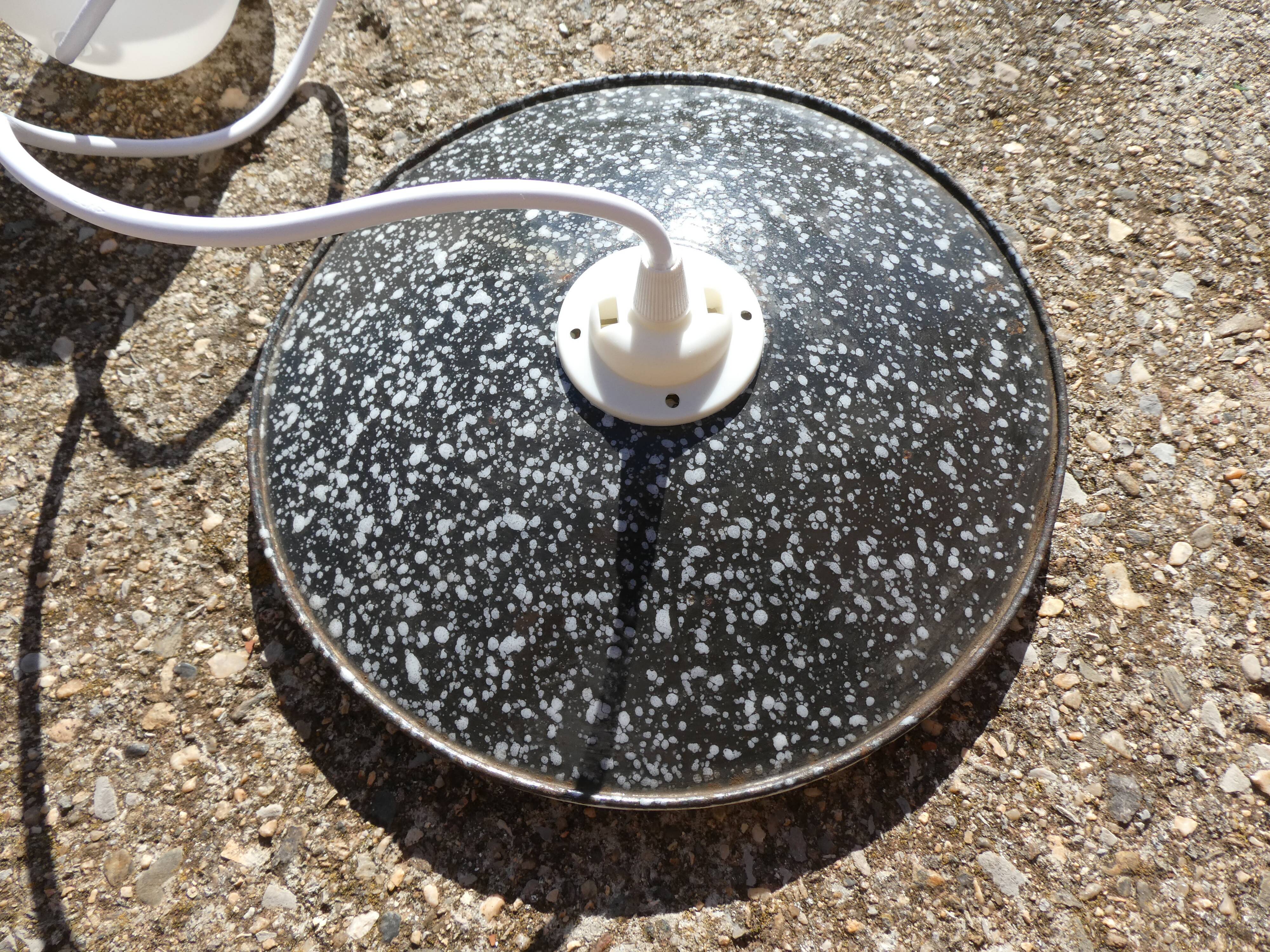Suspension noire mouchetée blanc en tôle émaillée vintage