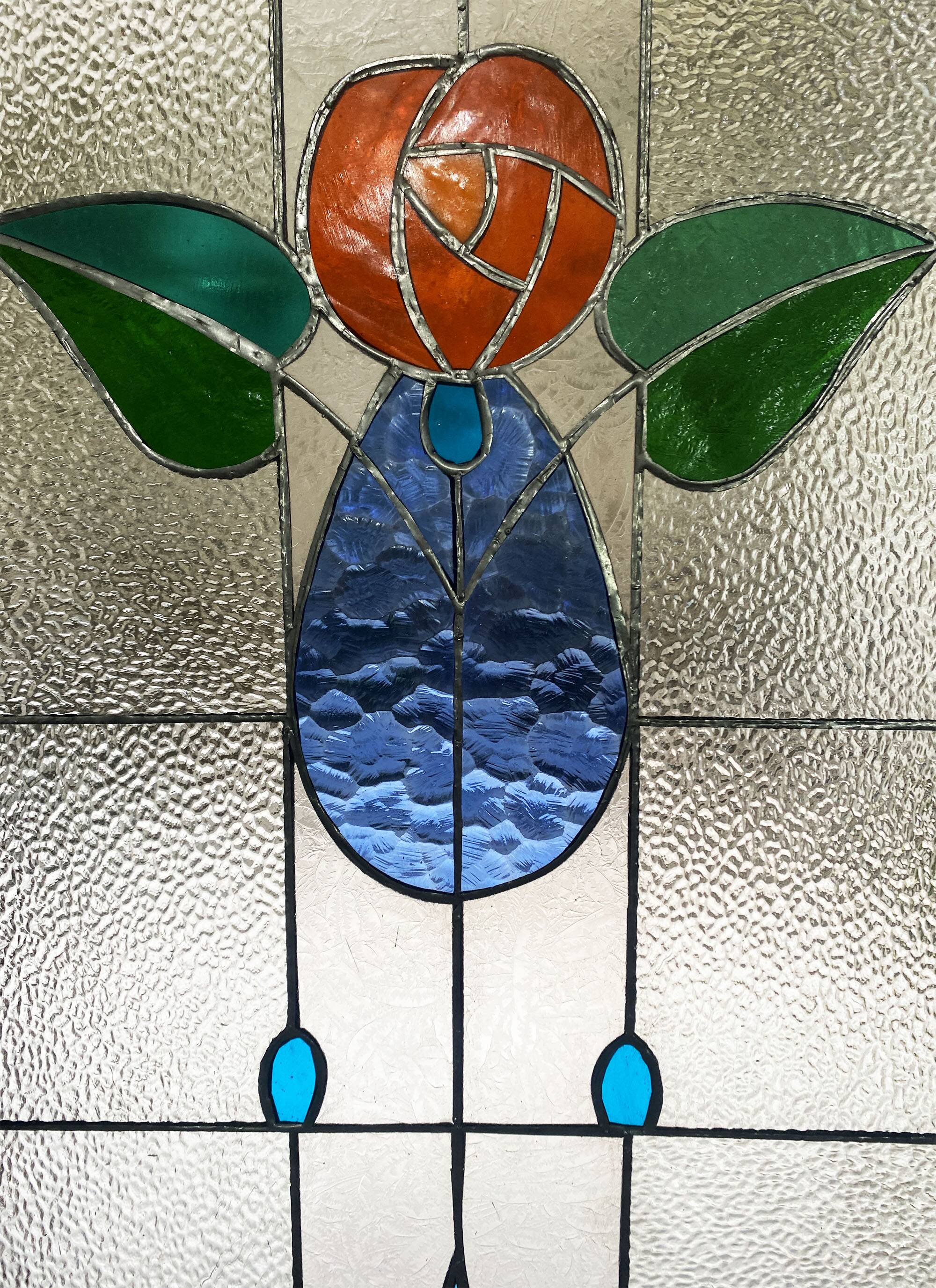 Vitrail décoratif Fleur stylisée – Verre coloré artisanal 40 × 70 cm