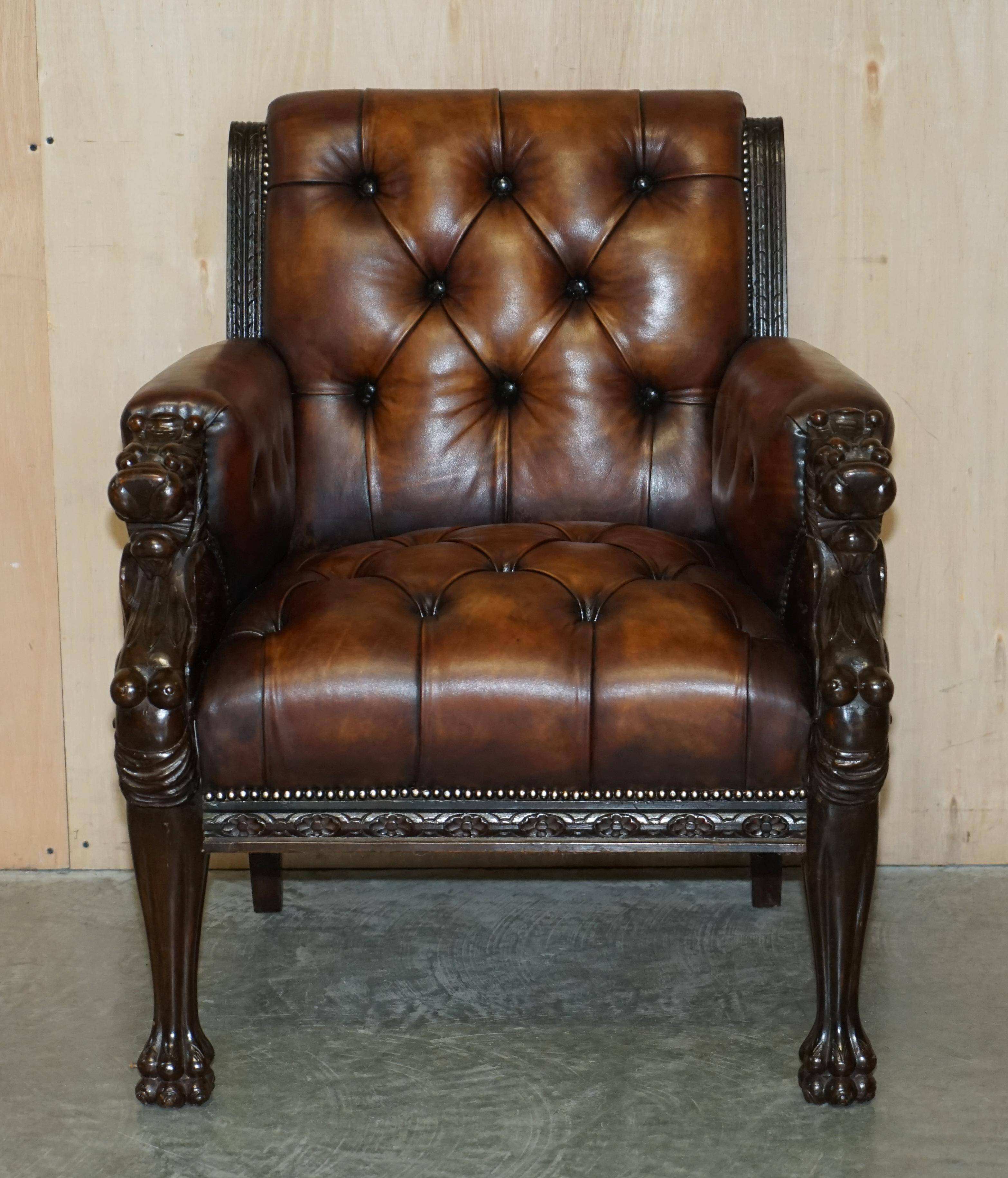 Ensemble Chesterfield cuir avec lion sculpté à la main restauré