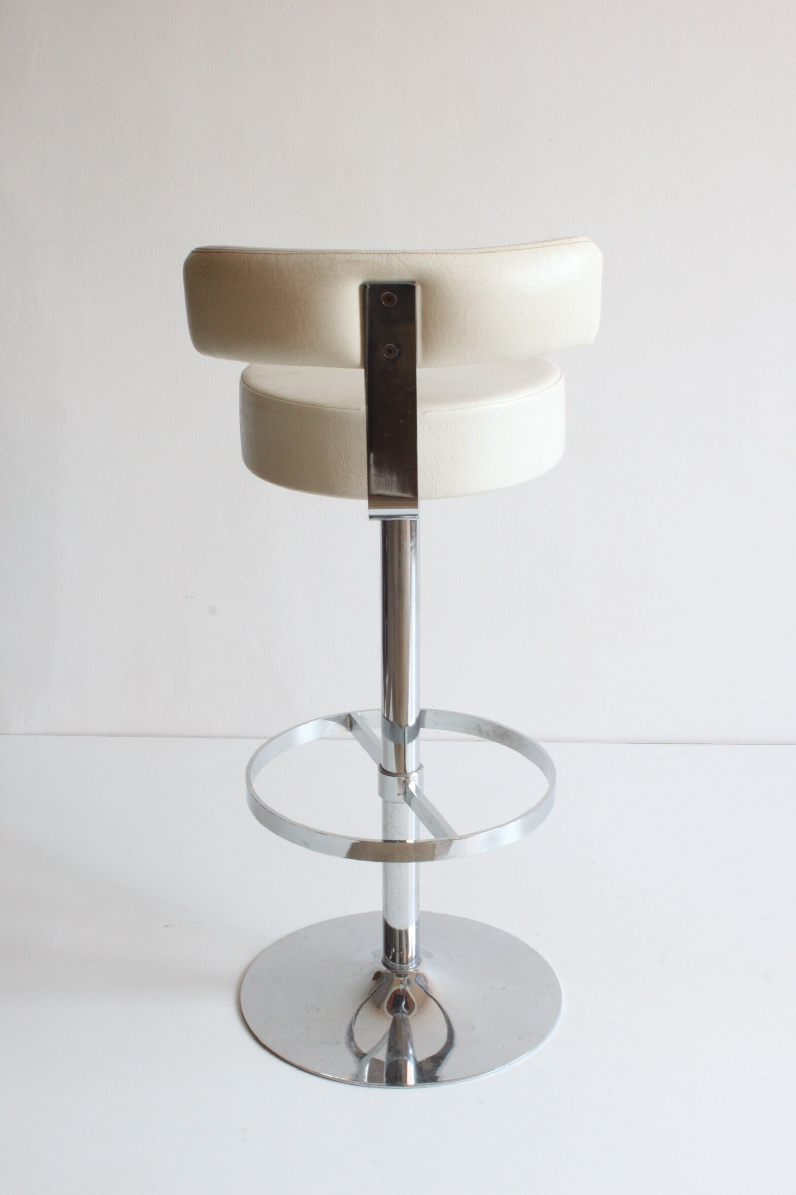Chrome bar stool in white skai, 1960s.