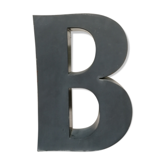 Lettre B ancienne en relief et en zinc
