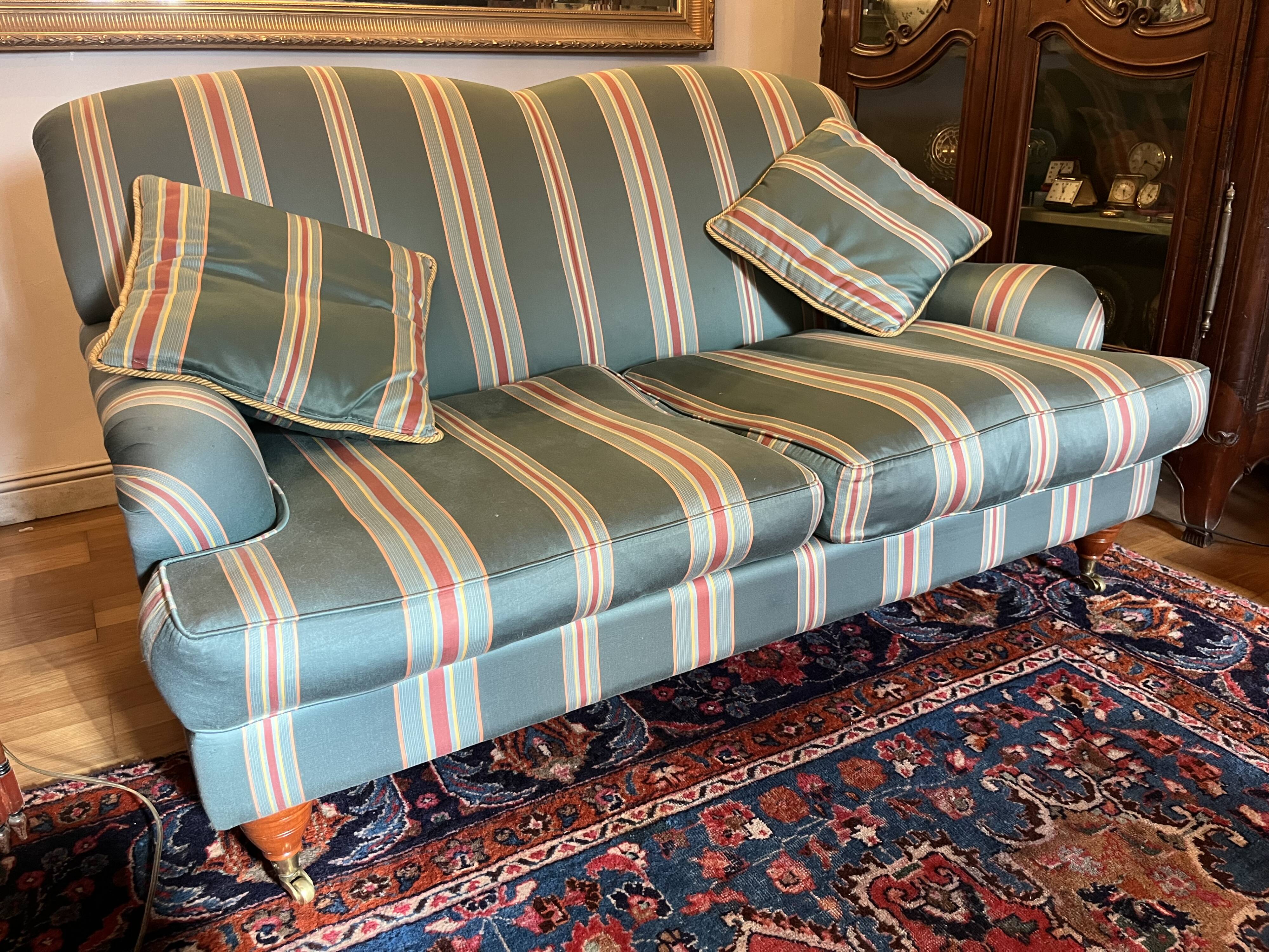 Classic vintage tufted canapé (2 seats)