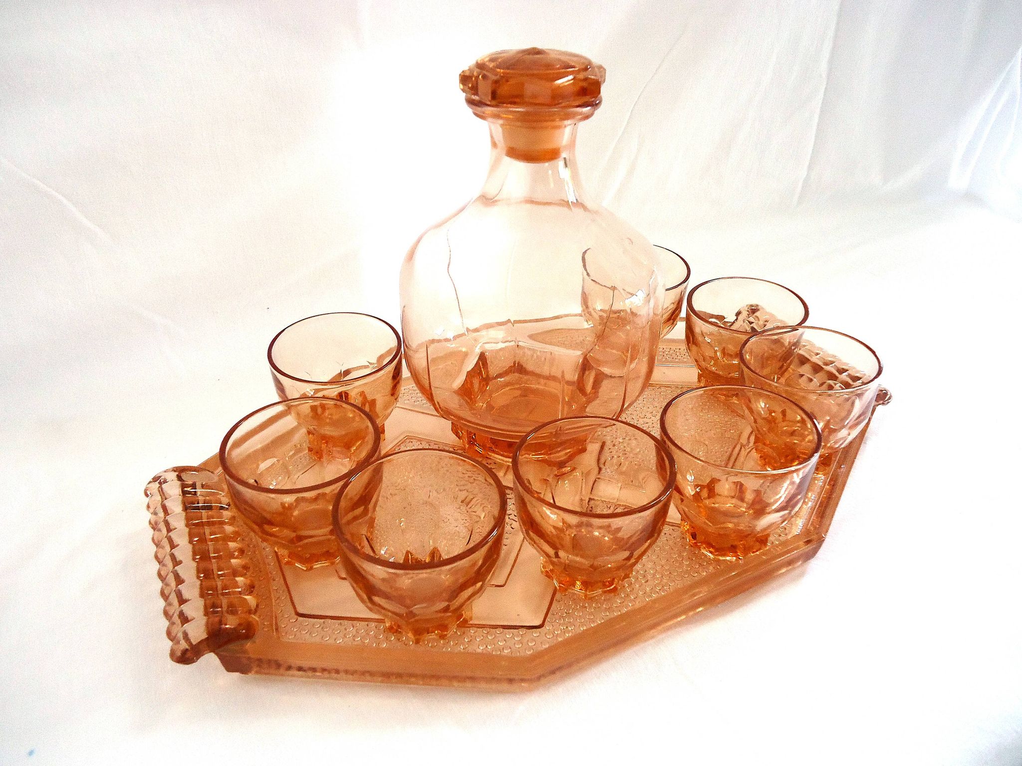 Vintage service in pink salmon glass – Carafe, 8 glasses, and Art Deco tray.