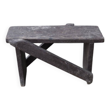 Tabouret bas en pin peint vintage marron des années 1940, avec un siège rectangulaire.