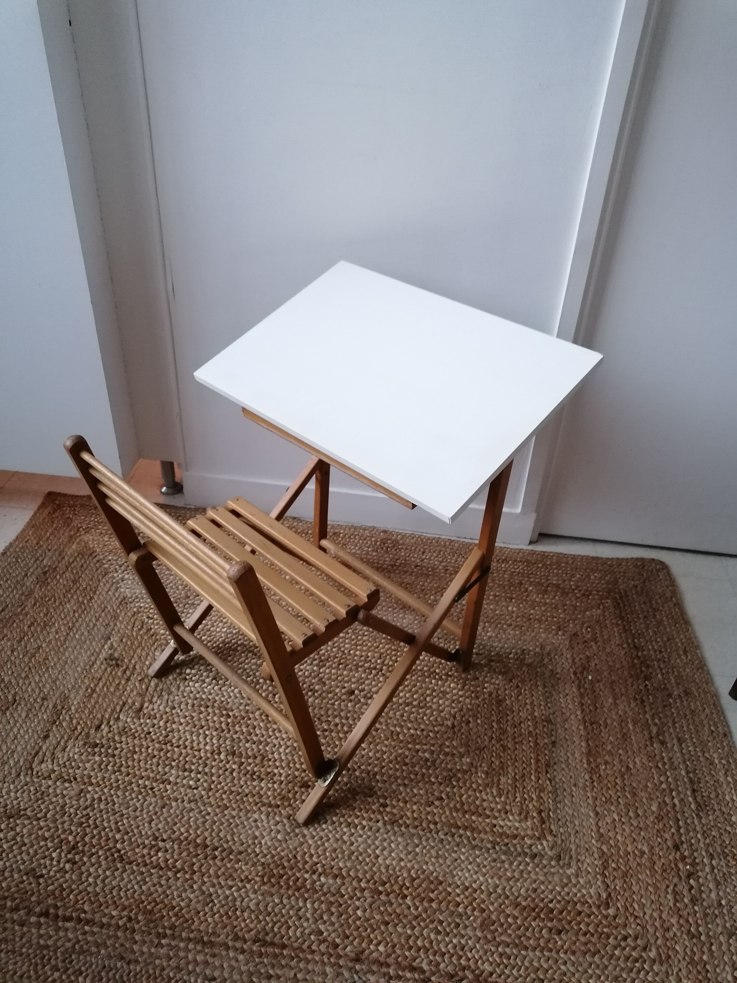 Folding child desk