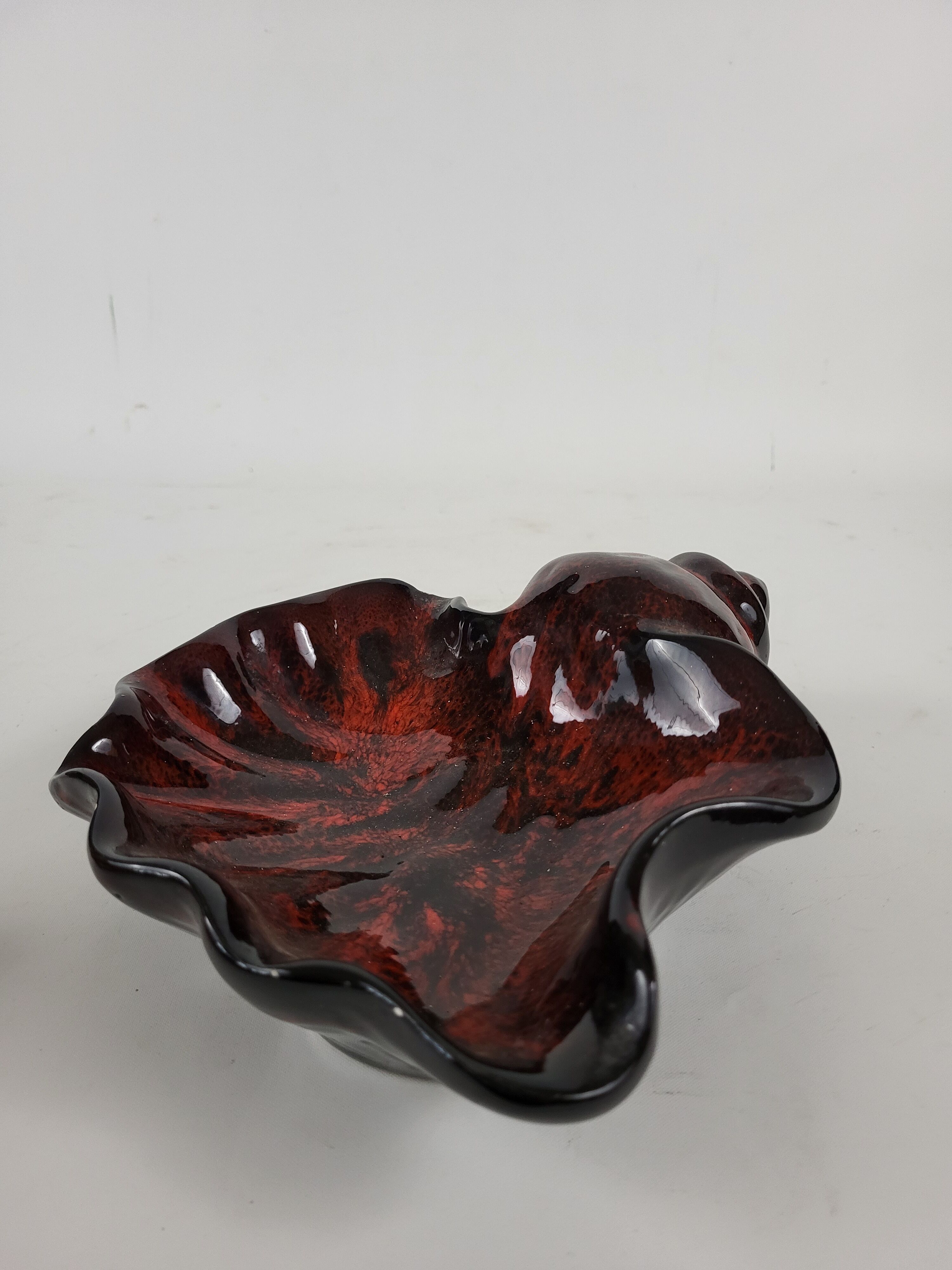 Empty ceramic pocket in the shape of a shell